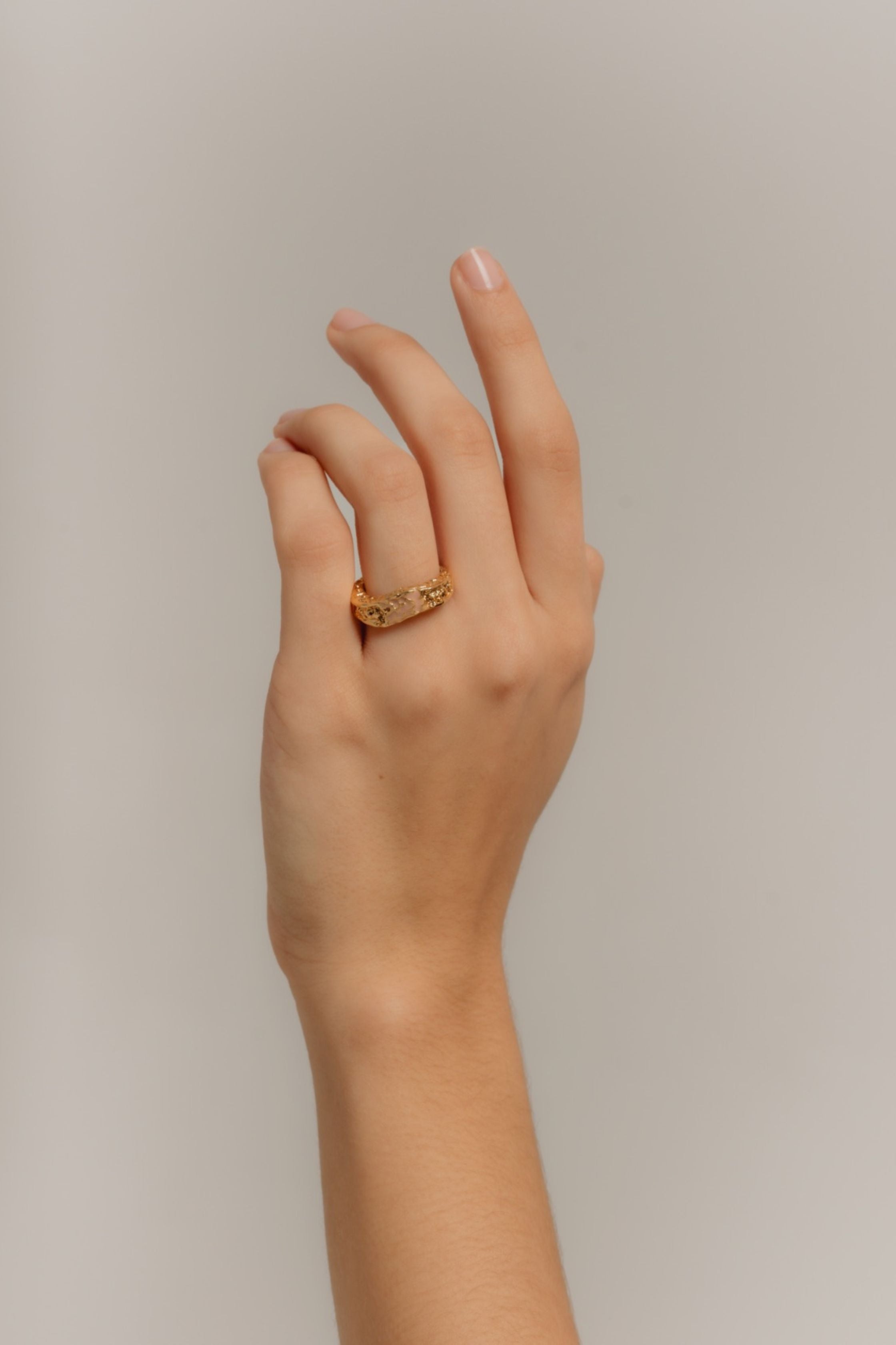Anillo tipo sello bañado en oro con piedra estilo romántico geiser - Lavani Jewels - Rosa Rosa-5
