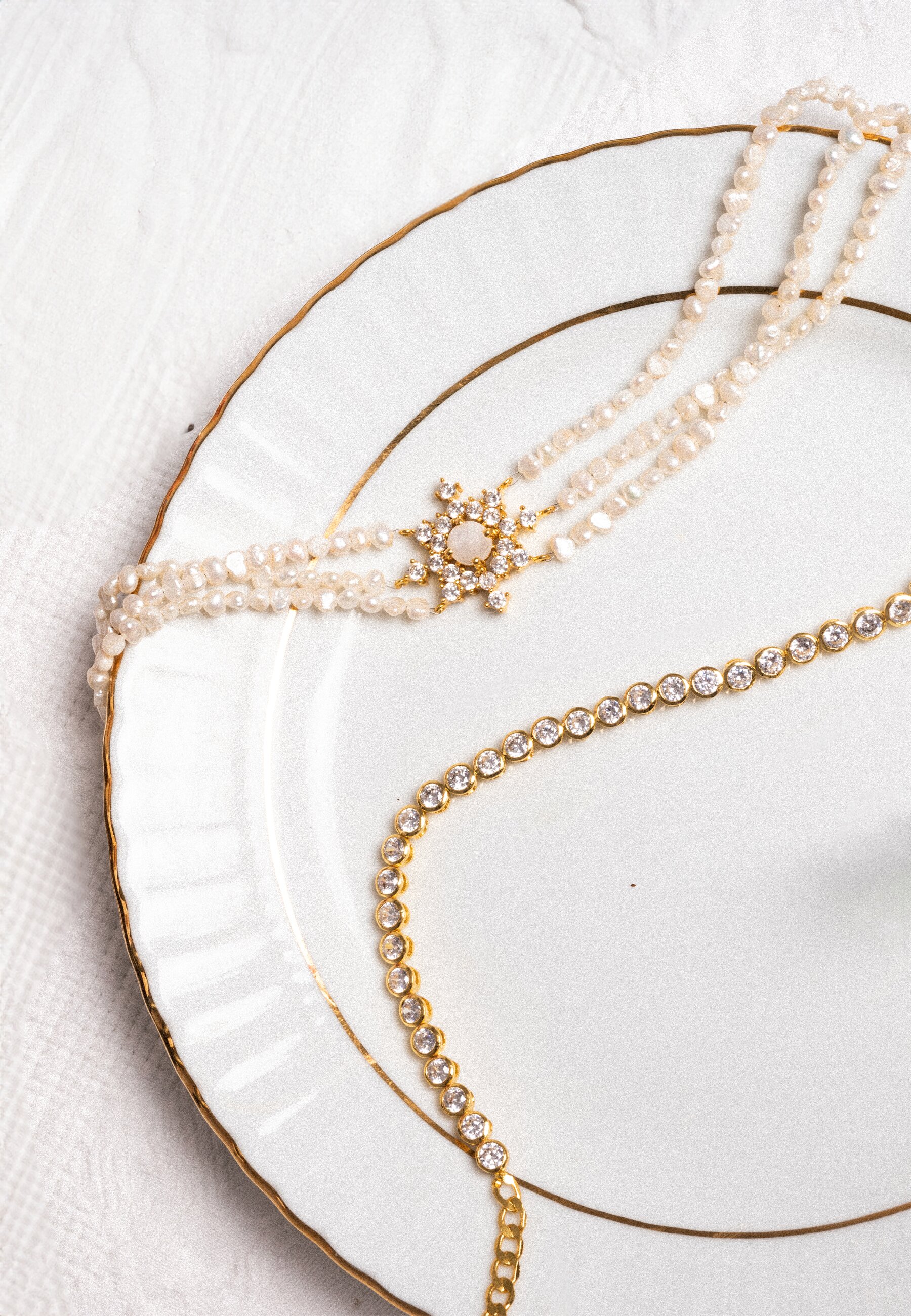 Imagen 0 de Chokers ajustado bañado en oro con perlas estilo clásico lavani Blanco