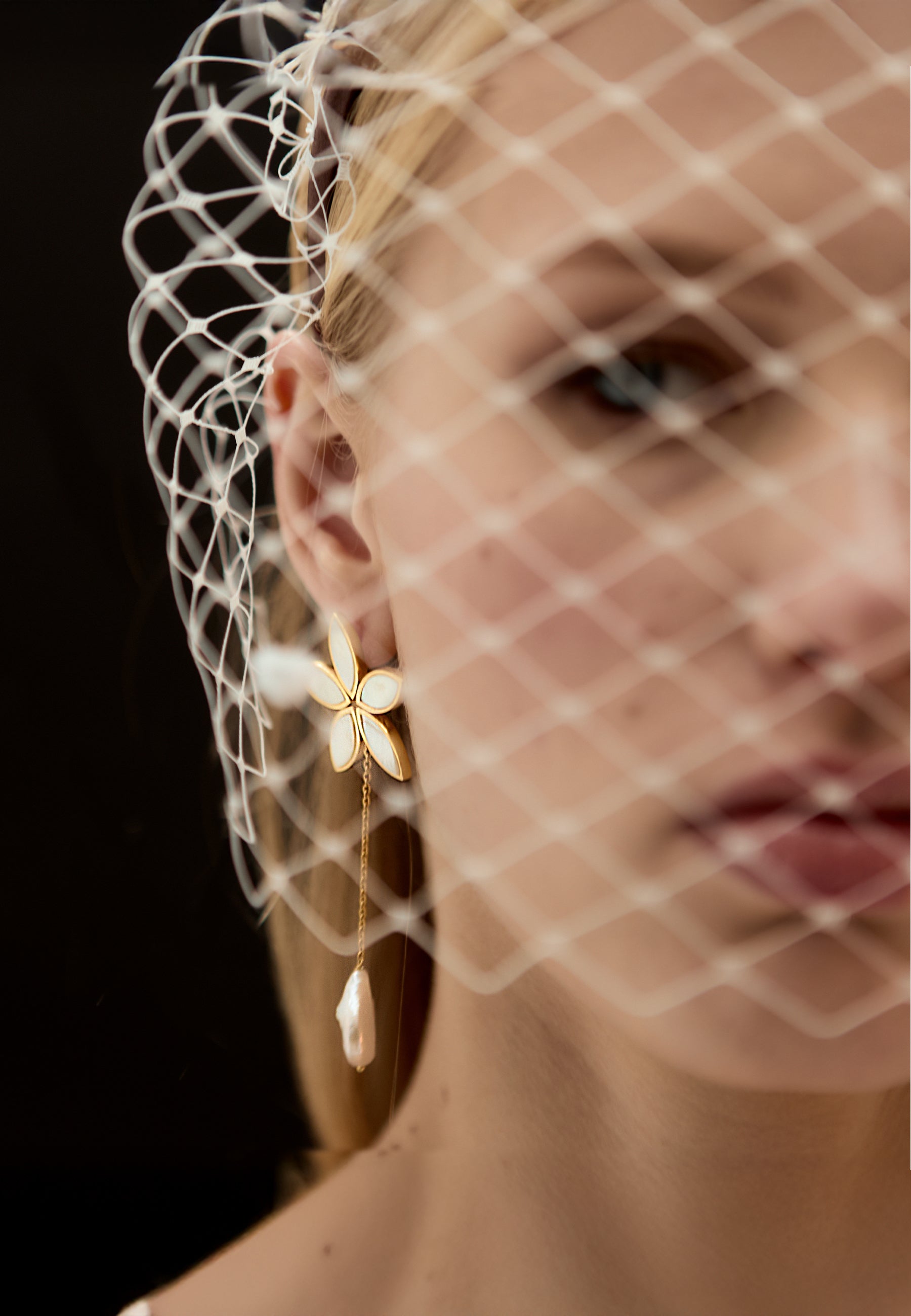 Pendientes bañados en oro con piedras diseño loto lotus - Lavani Jewels - Blanco Blanco-4