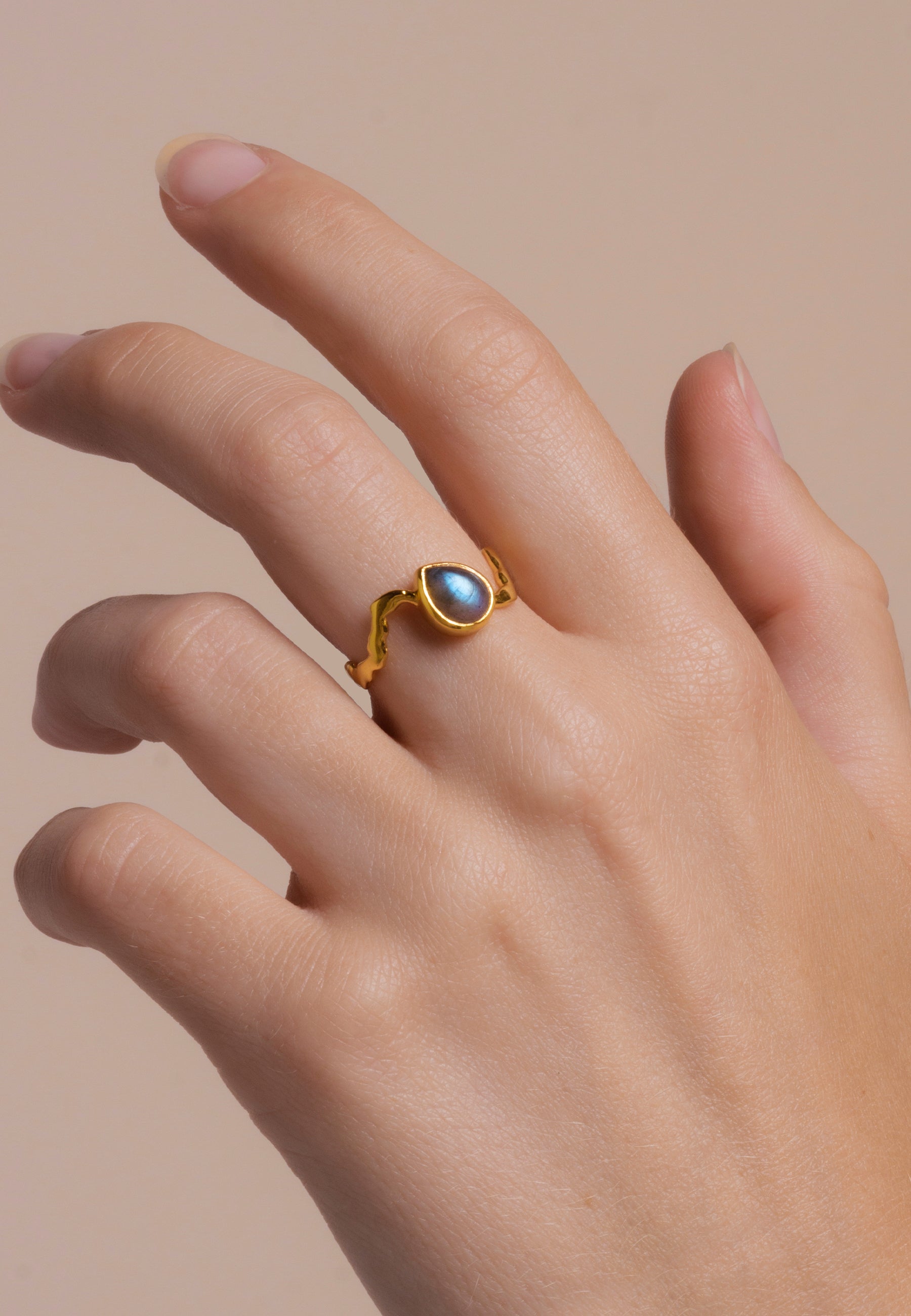 Anillo bañado en oro con labradorita diseño contemporaneo gratitude - Lavani Jewels - Gris Gris-3