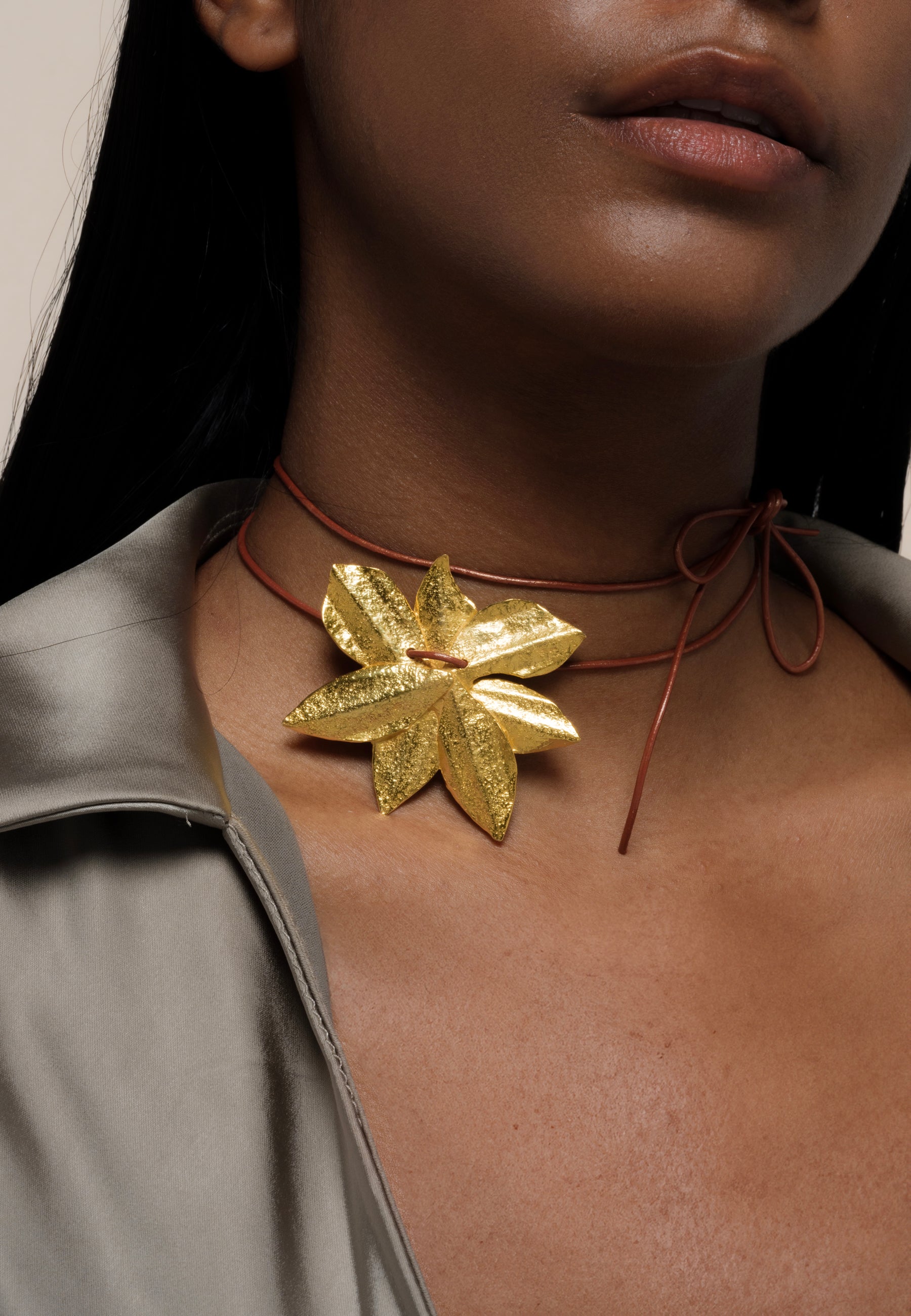 Imagen 0 de Collar de cordón bañado en oro con piedras motivo flor Dorado