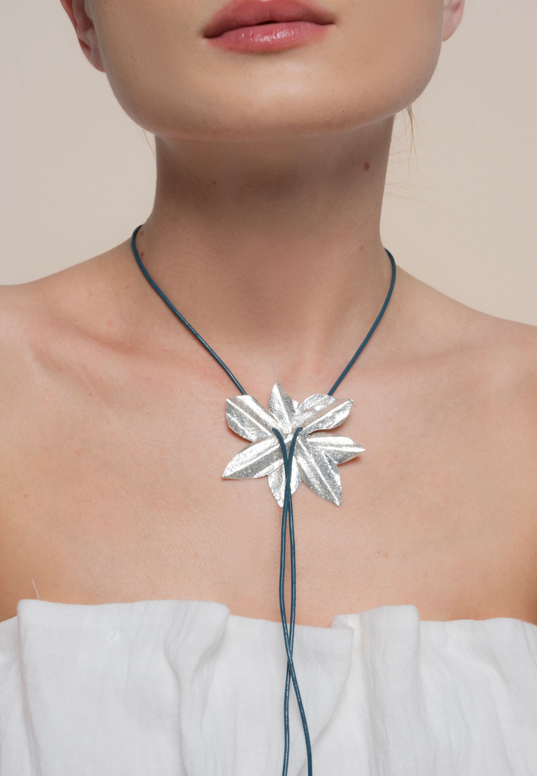 Imagen 0 de Collar de cordón de plata con piedras flor de loto Plata