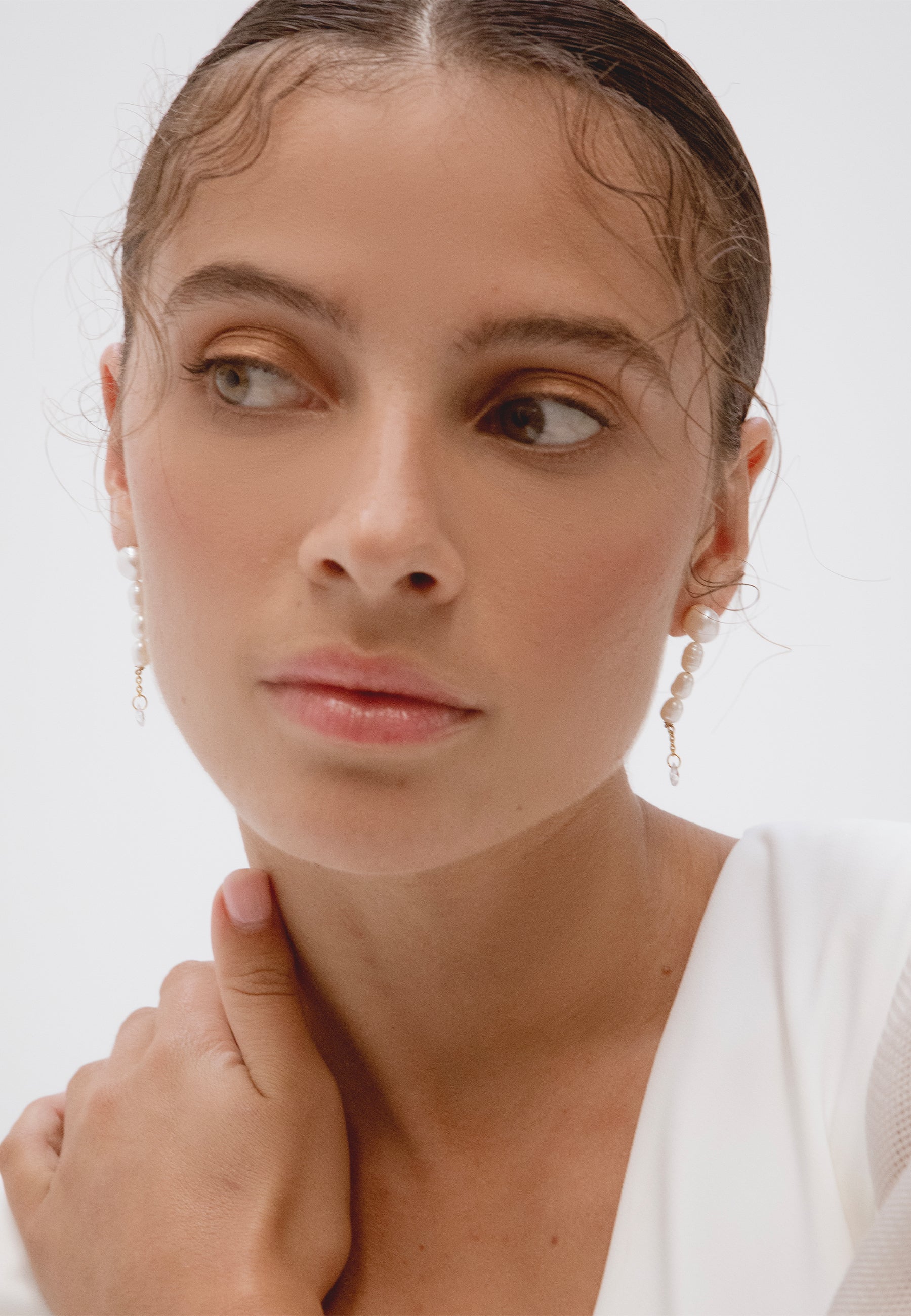 Imagen 3 de Pendientes bañados en oro con perlas mini brisa - Lavani Jewels - Blanco Blanco