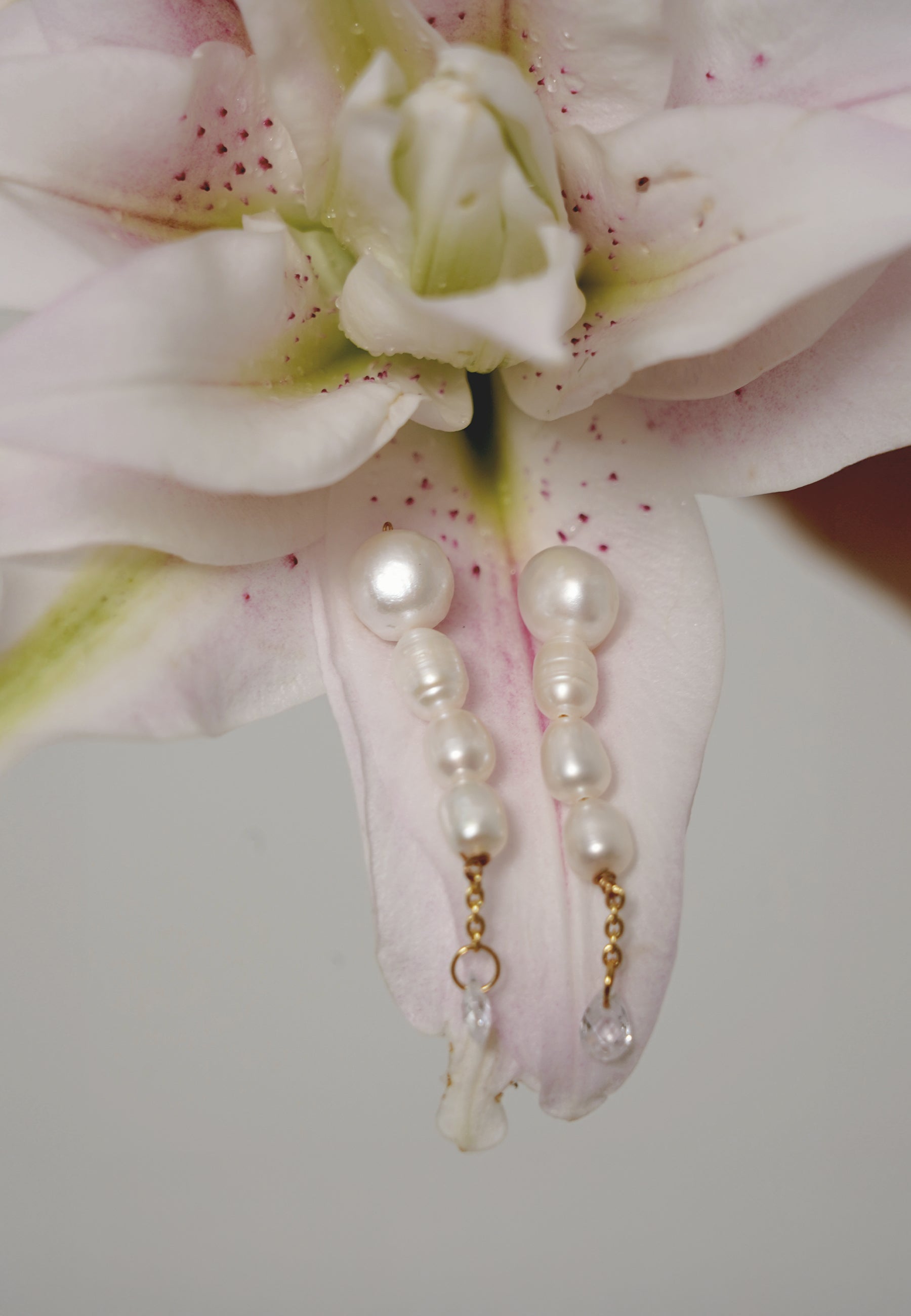 Imagen 4 de Pendientes bañados en oro con perlas mini brisa - Lavani Jewels - Blanco Blanco