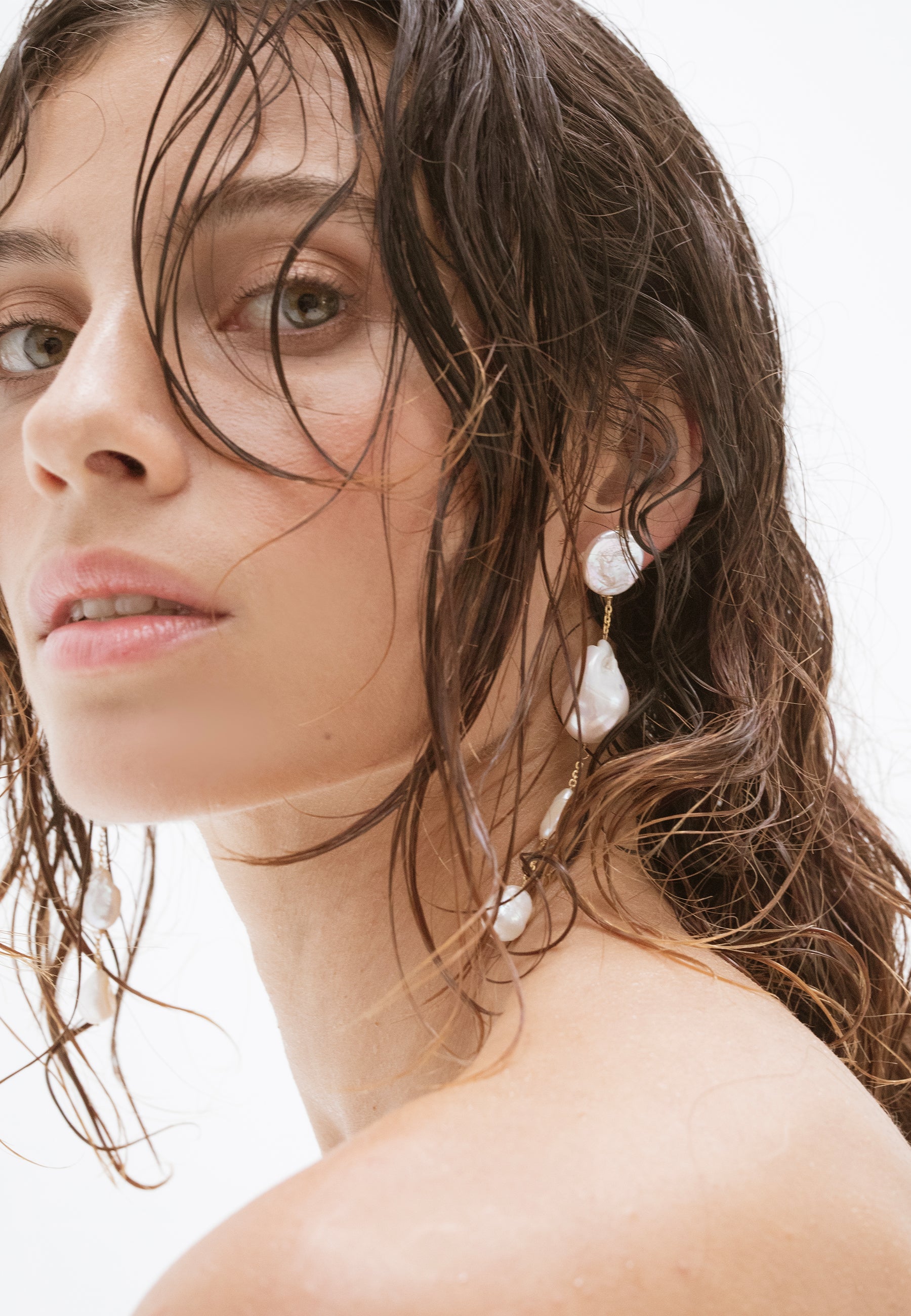 Pendientes bañados en oro con perlas diseño elegante cyra - Lavani Jewels - Blanco Blanco-3
