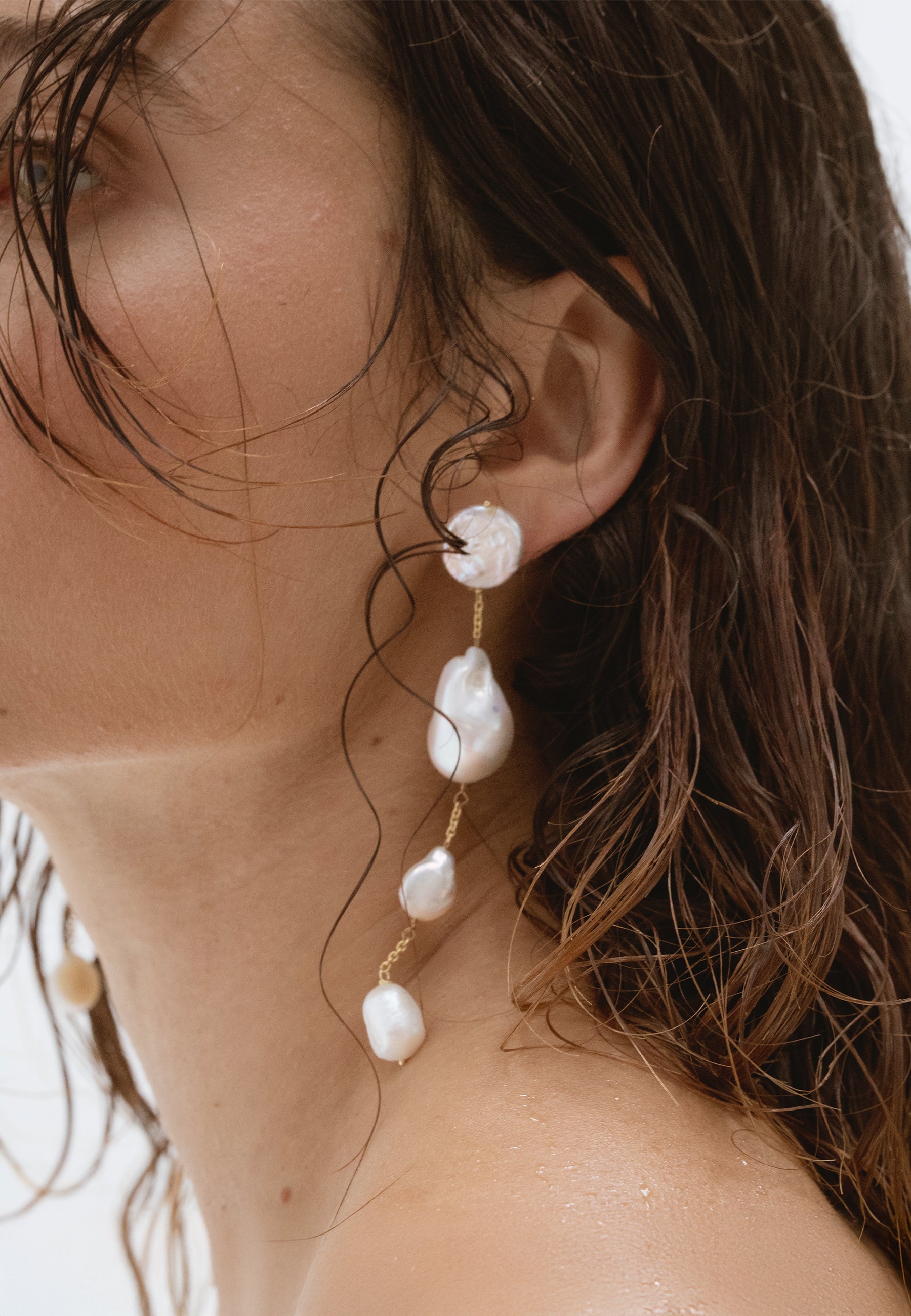 Pendientes bañados en oro con perlas diseño elegante cyra - Lavani Jewels - Blanco Blanco-5