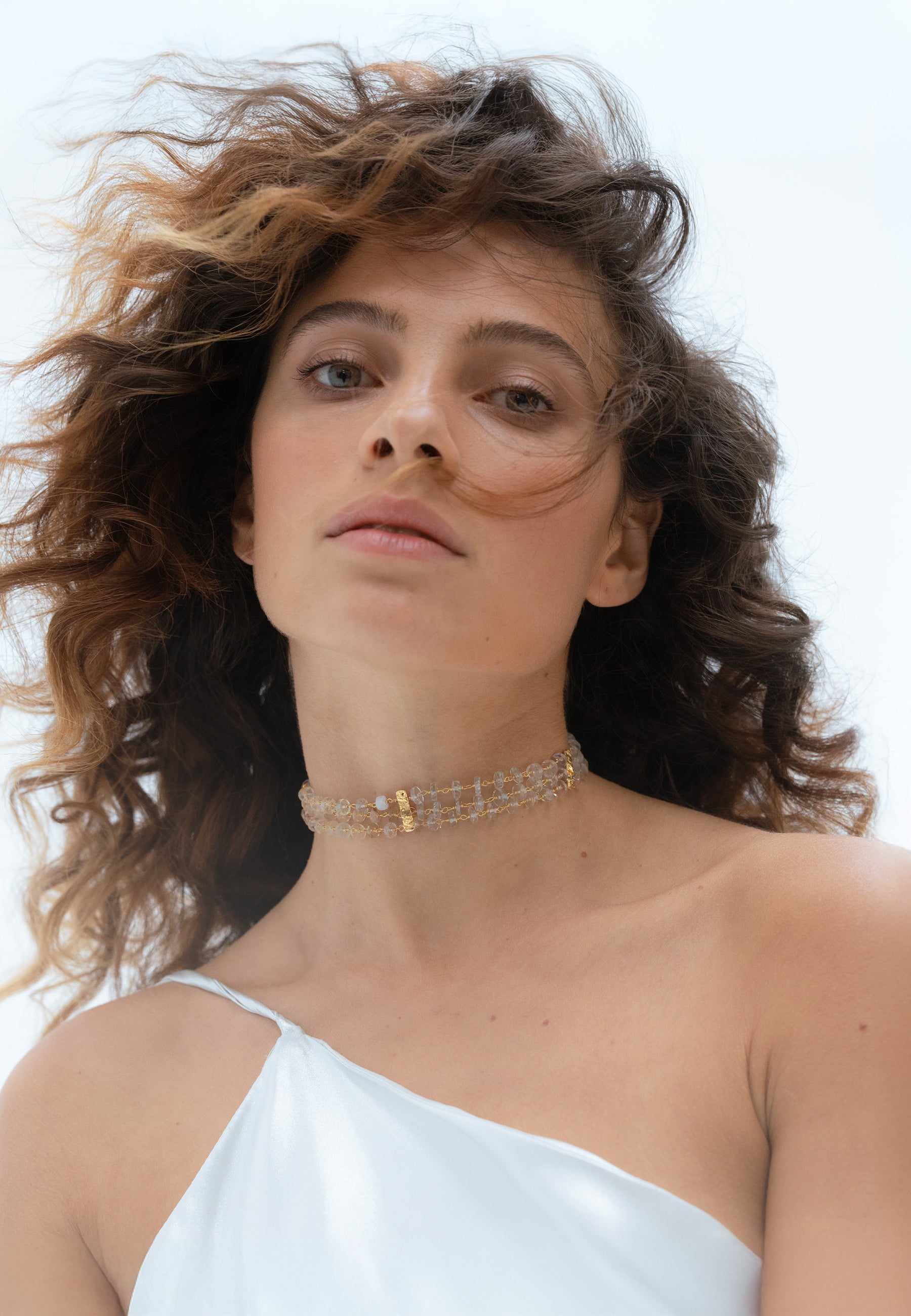 Imagen 0 de Choker bañado en oro con piedra luna aurora Blanco