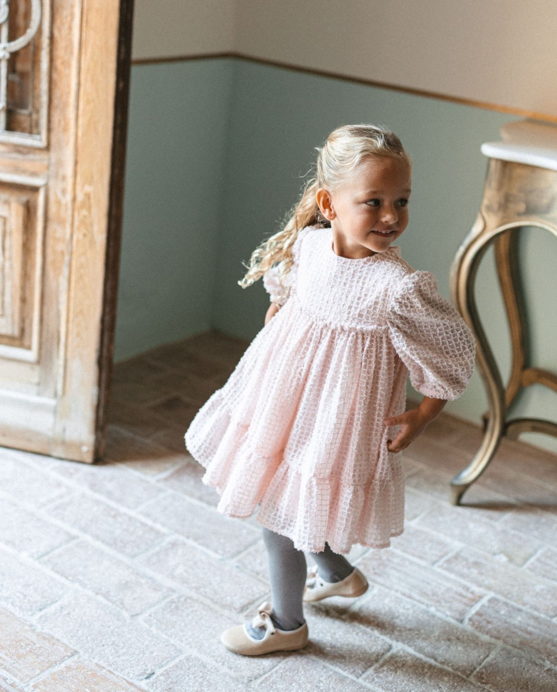 Imagen 1 de Vestido de niña bordado con leotardos Rosa
