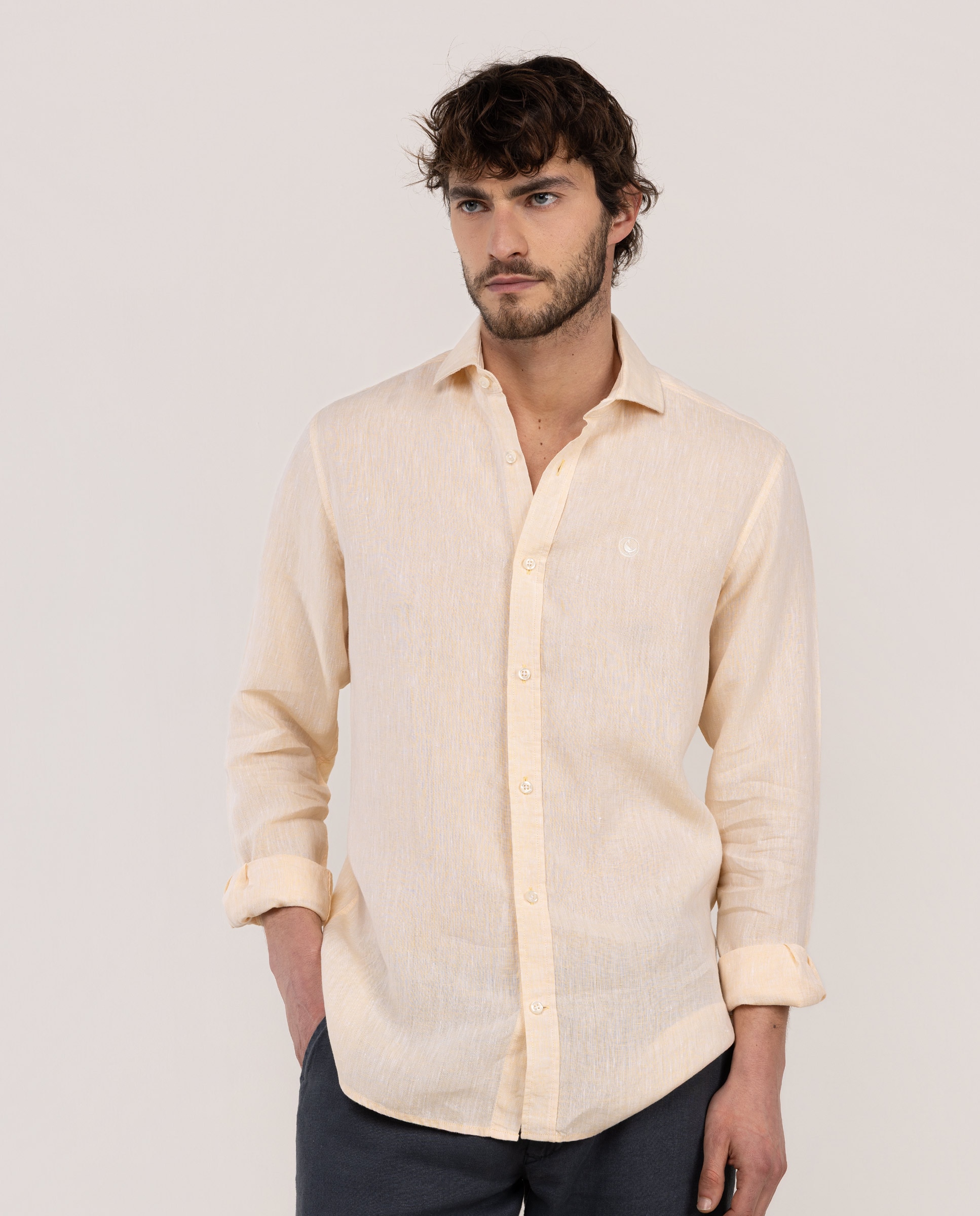 Imagen 0 de Camisa de lino de hombre cuello italiano Amarillo