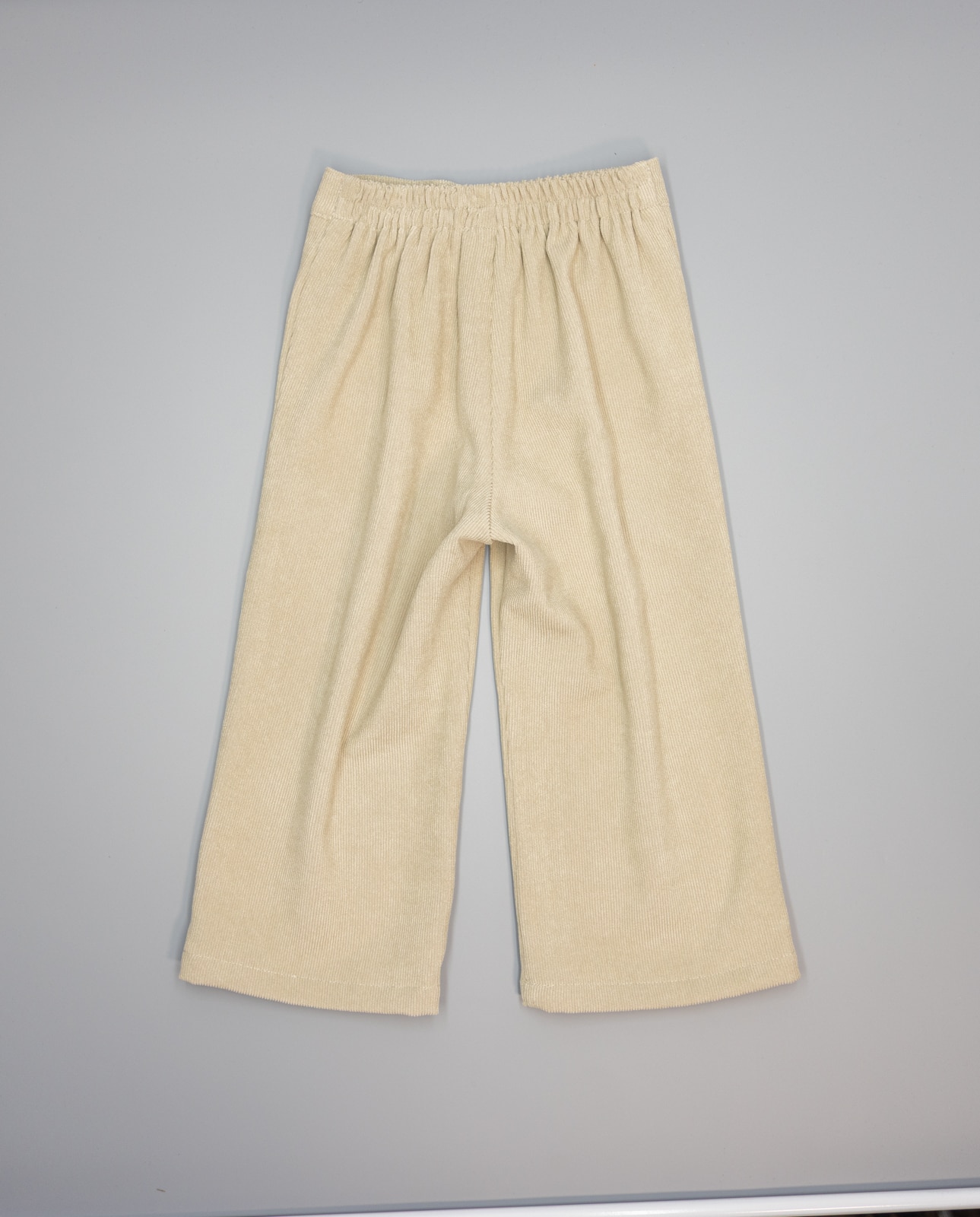 Pantalón de niña en pana con bolsillos plastrón y ondulina - Fina Ejerique - Beige Beige-3