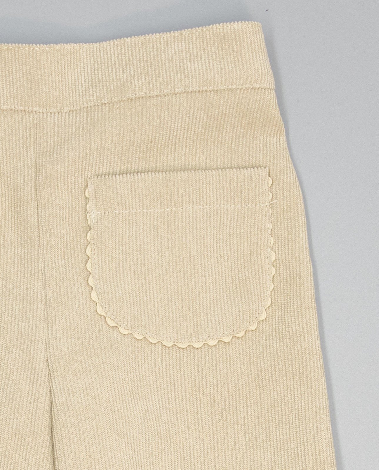 Pantalón de niña en pana con bolsillos plastrón y ondulina - Fina Ejerique - Beige Beige-2