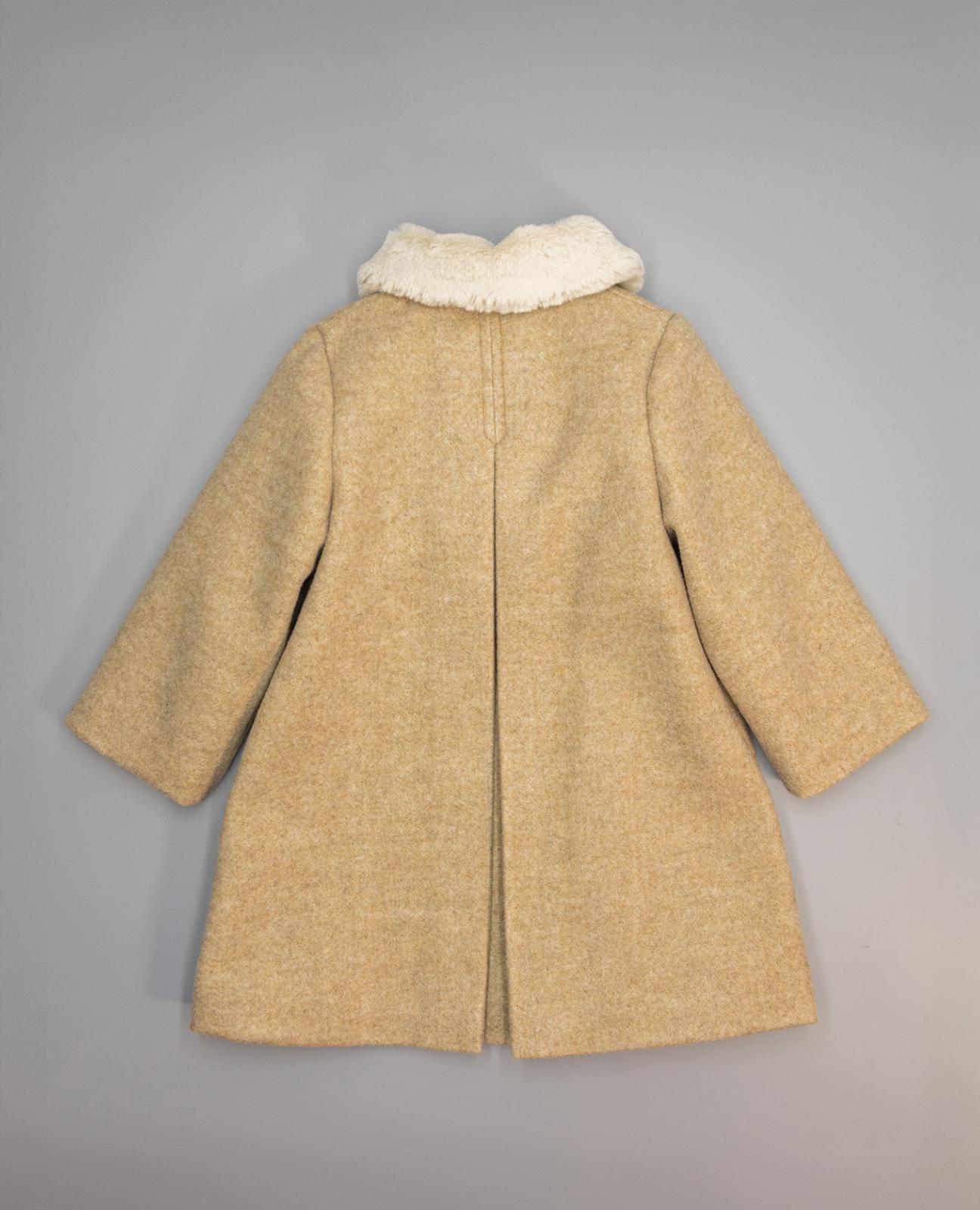Imagen 3 de Abrigo beige oscuro, cuello de pelo a contraste y bolsillos de ojal - Fina Ejerique - Beige Beige