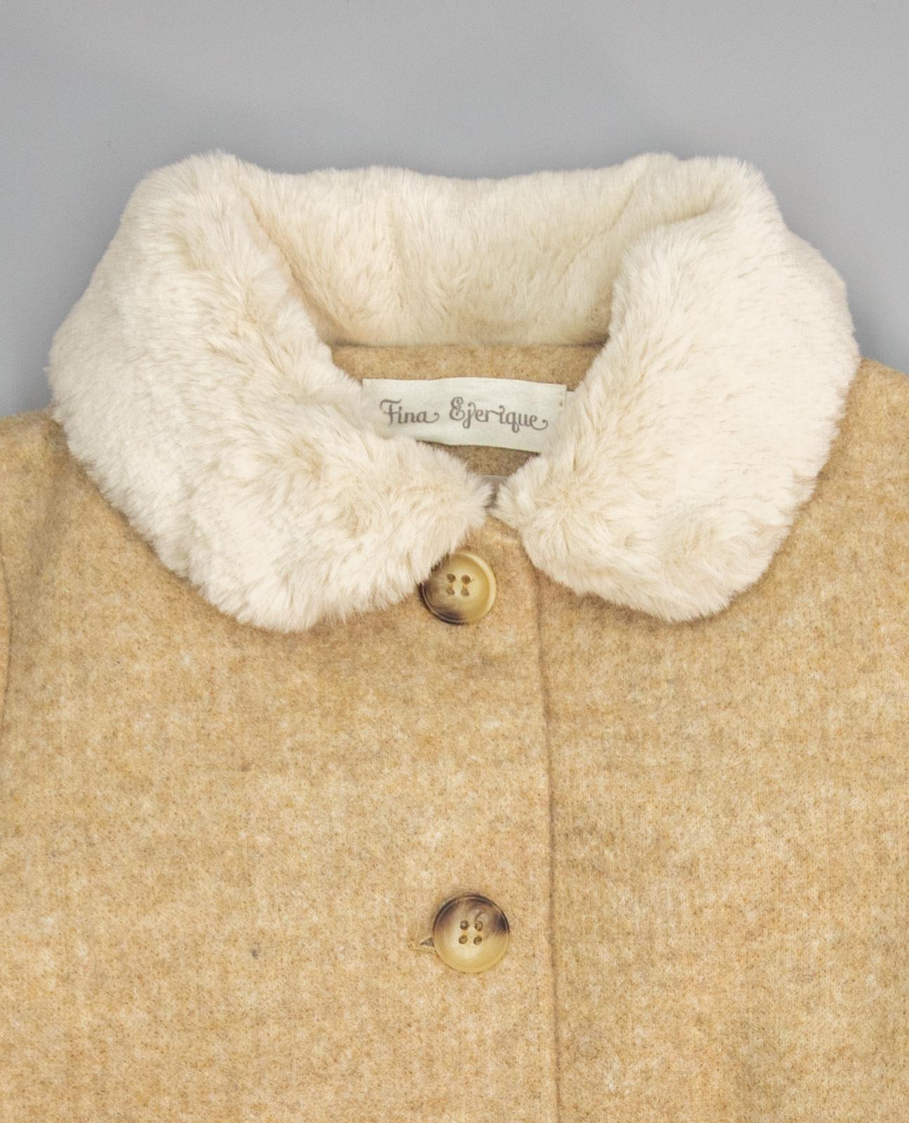 Imagen 2 de Abrigo beige oscuro, cuello de pelo a contraste y bolsillos de ojal - Fina Ejerique - Beige Beige