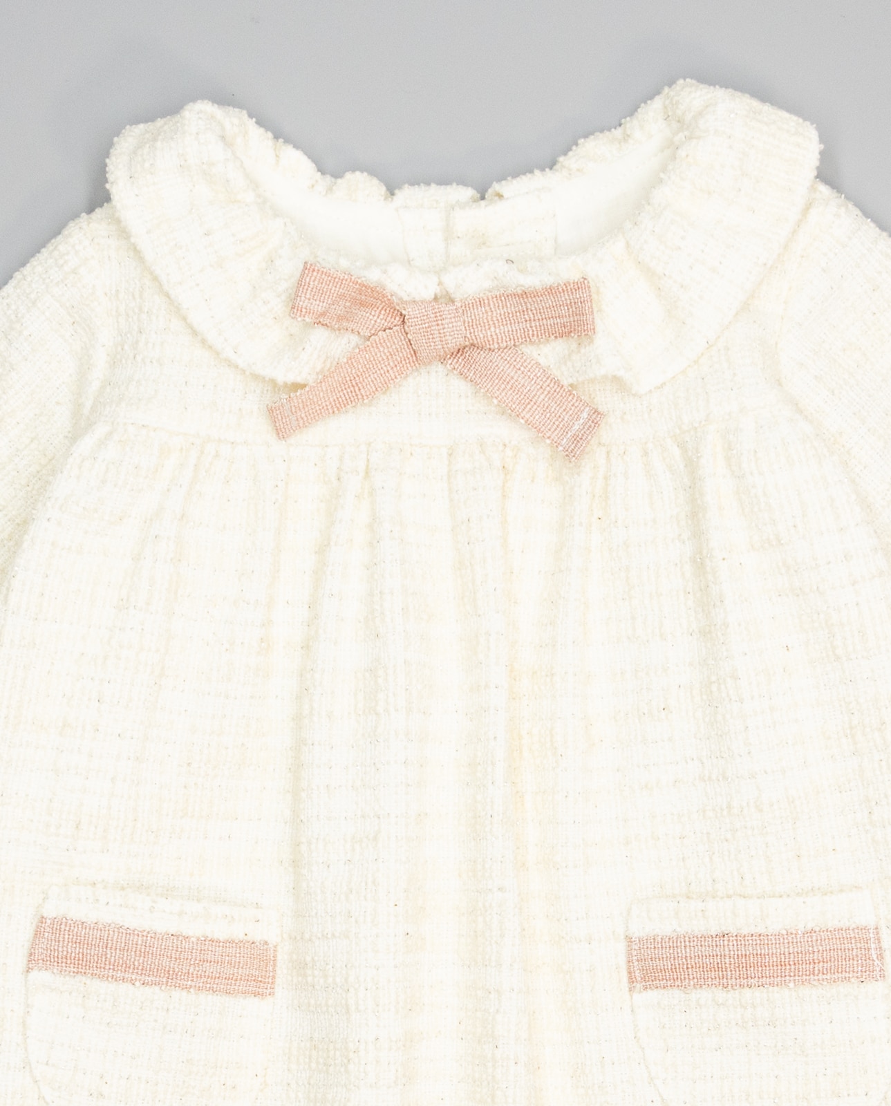 Vestido beige de tweed con lazo rosa de grosgrain y bolsillos - Fina Ejerique - Crudo Crudo-2