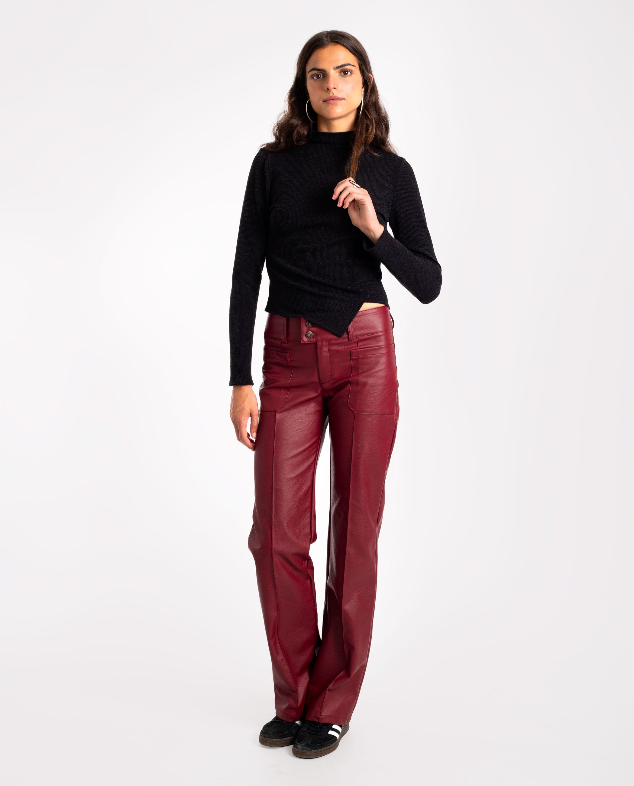 The-Are - Pantalón recto de mujer oversize de polipiel.
