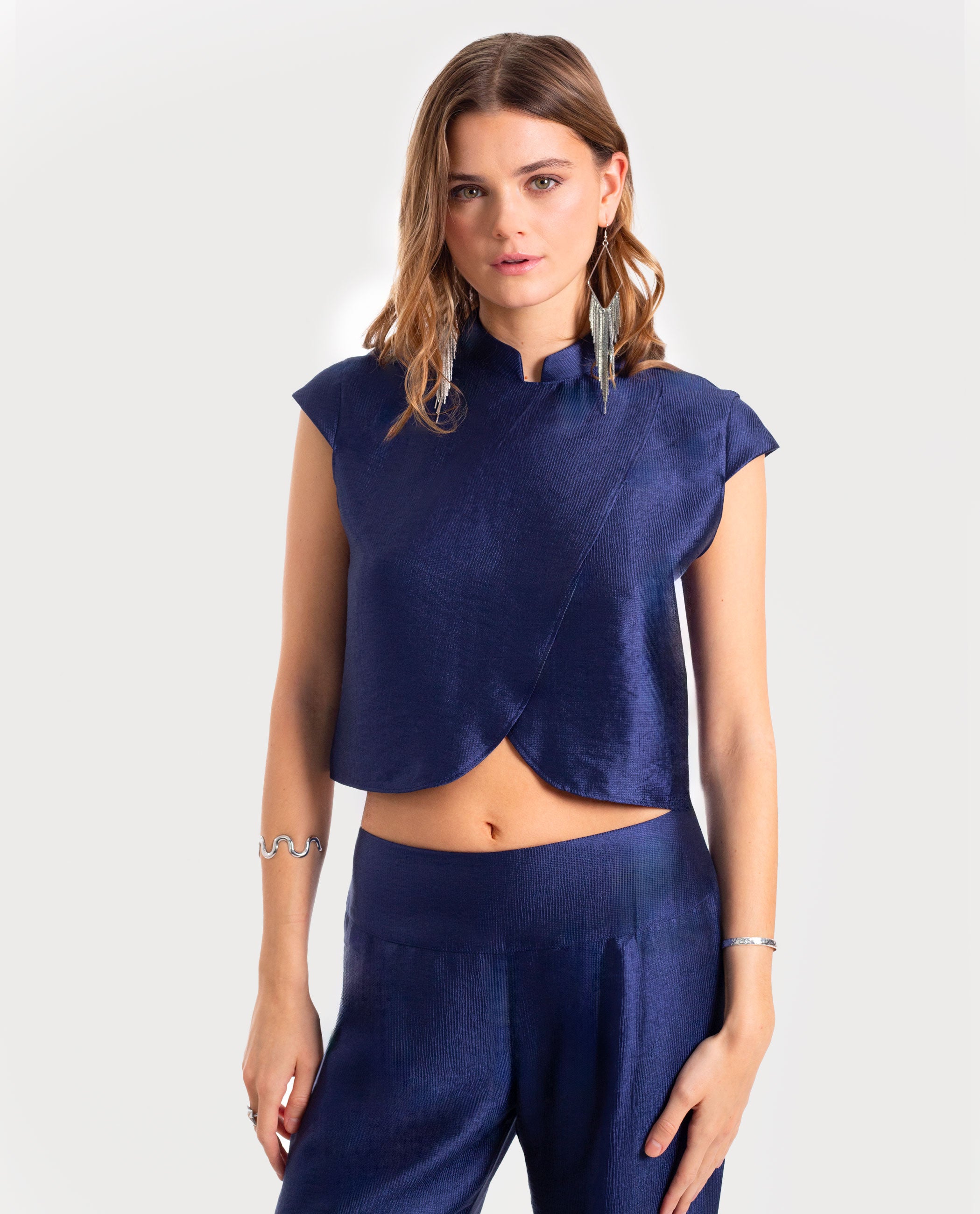 The-Are - Blusa de mujer cruzada satinada con cuello mao.