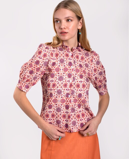 Camisa de mujer con manga corta y estampado floral