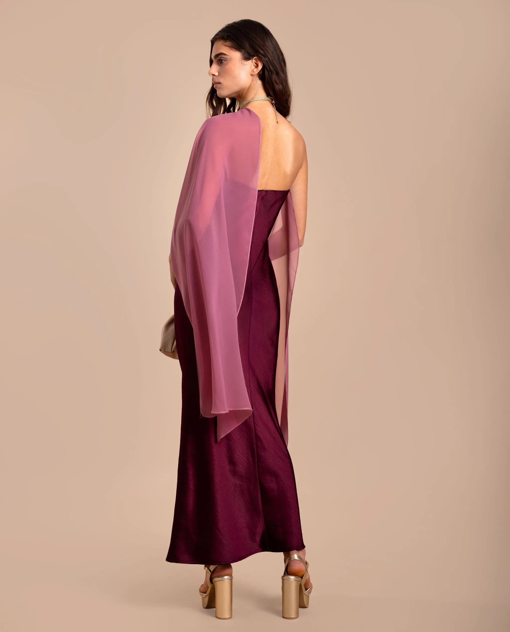 Vestido midi con escote palabra de honor y capa - The-Are - Rosa Rosa-3