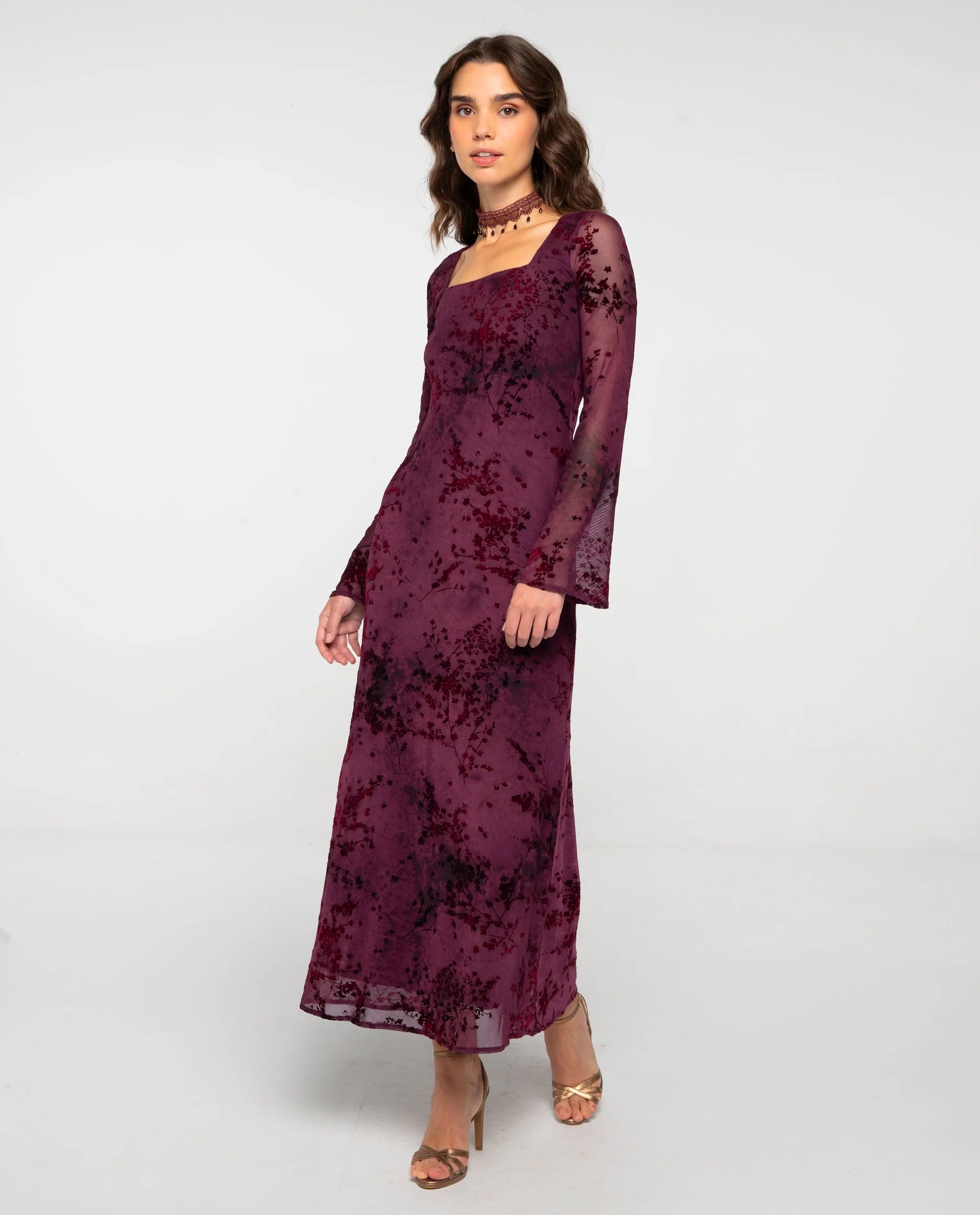 Imagen 0 de Vestido largo flocado granate con escote cuadrado Granate
