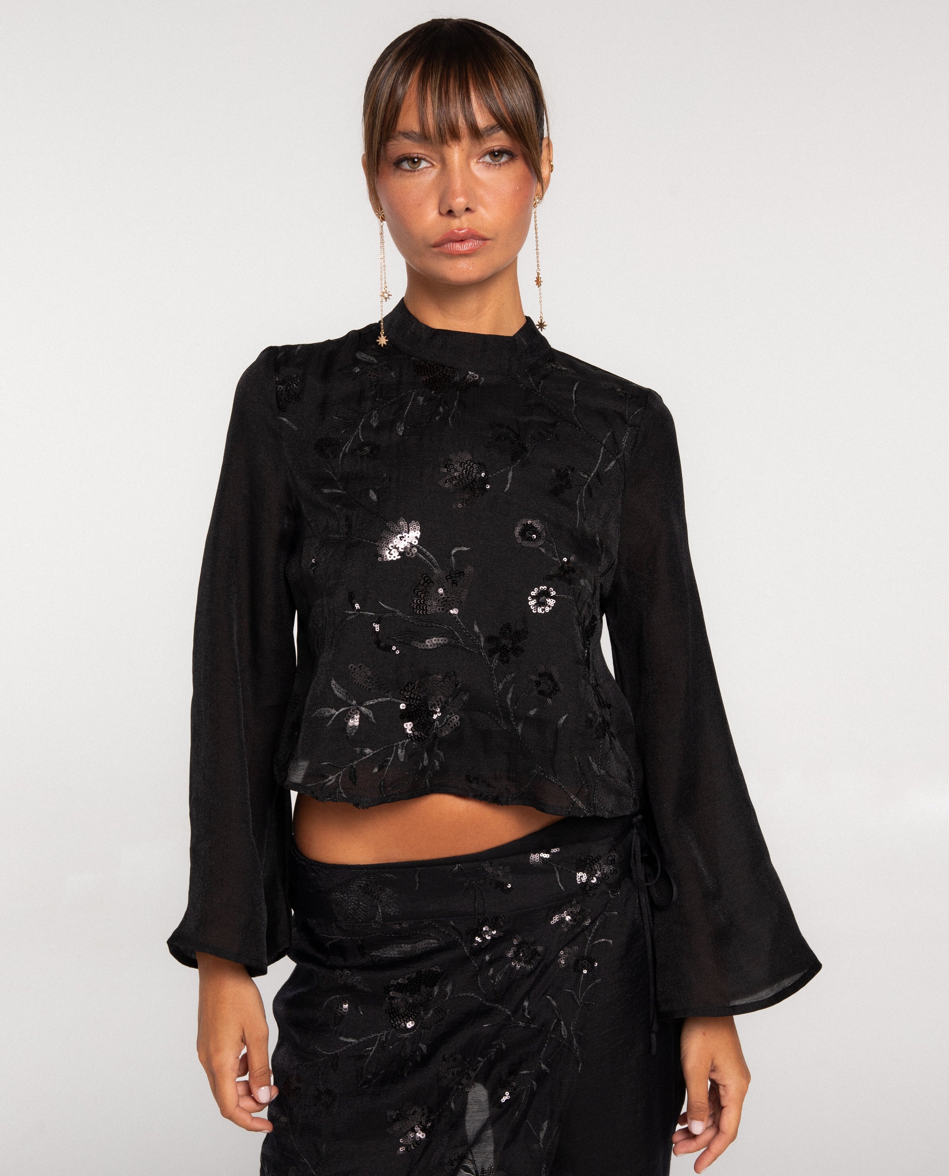 Imagen 0 de Blusa de cuello subido con bordado y lentejuelas de mujer Negro
