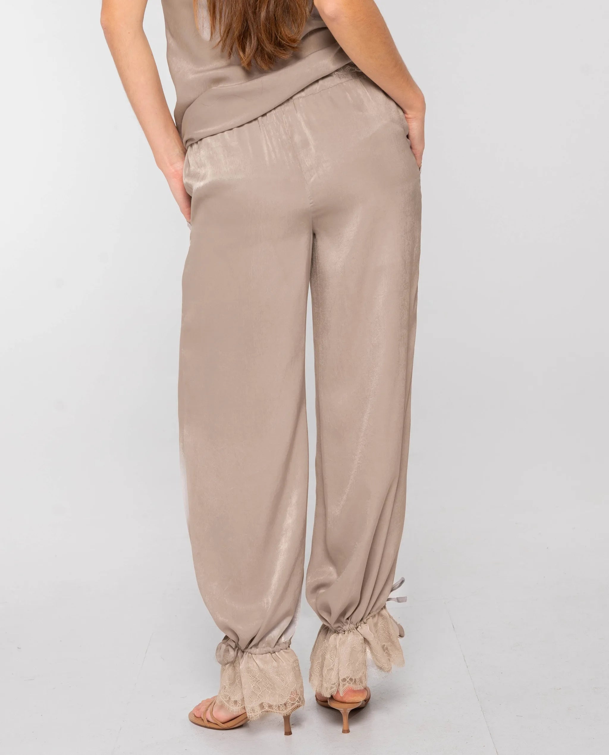 Pantalón recto con acabado bombacho y lentejuelas de mujer - The-Are - Gris Gris-3