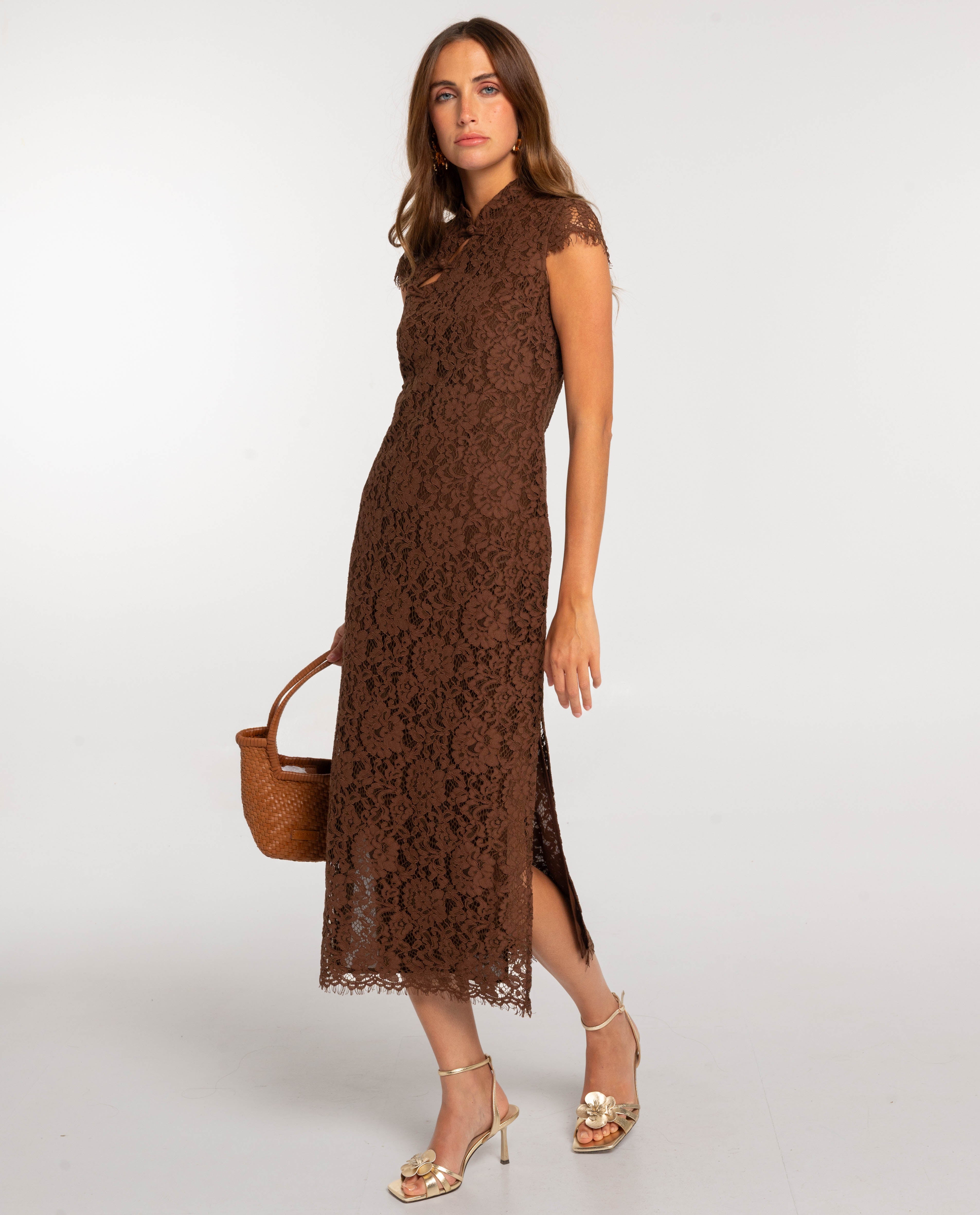 The-Are - Vestido midi de encaje con cuello mao.