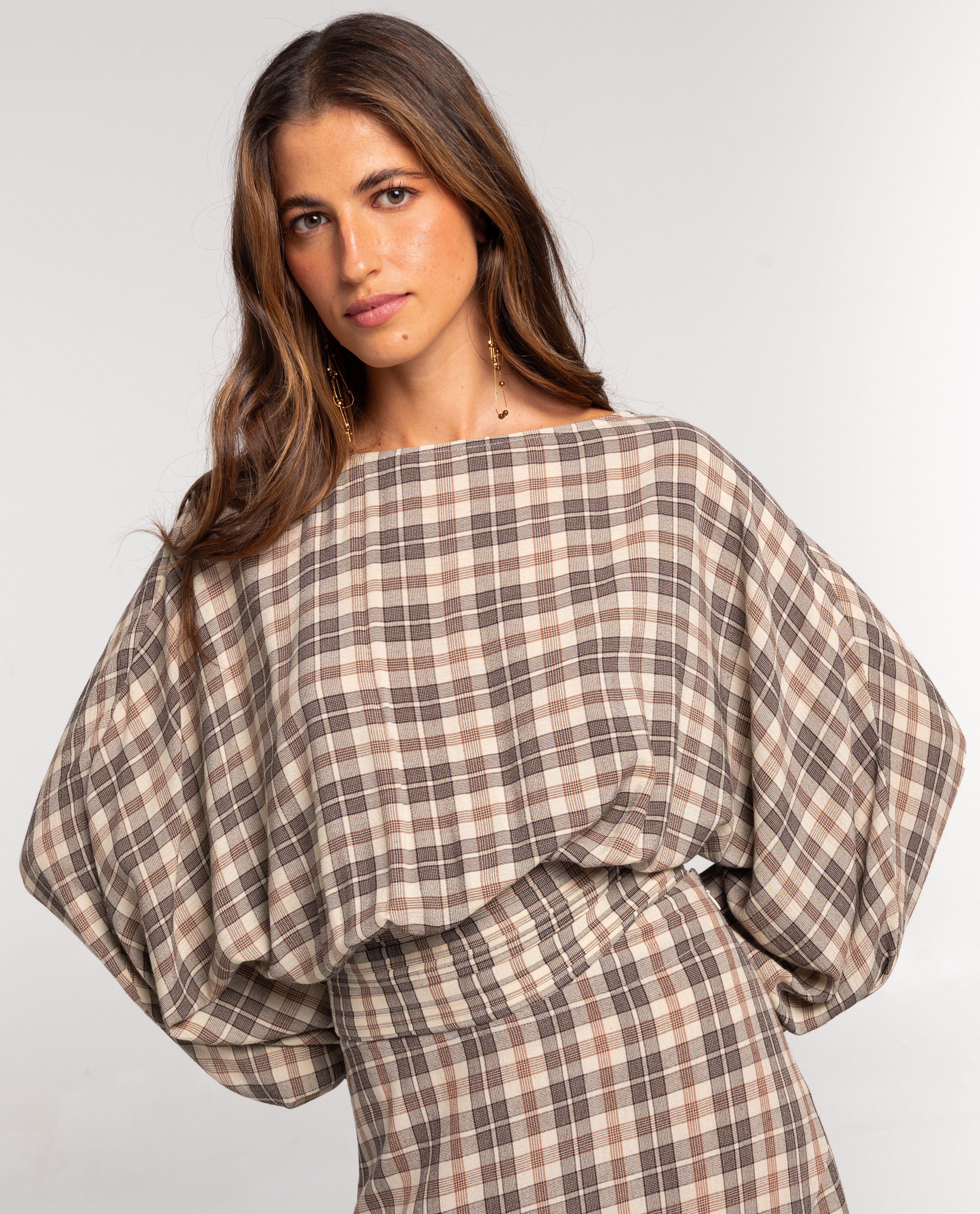 Imagen 0 de Blusa estampada con ajuste en cintura de mujer Beige