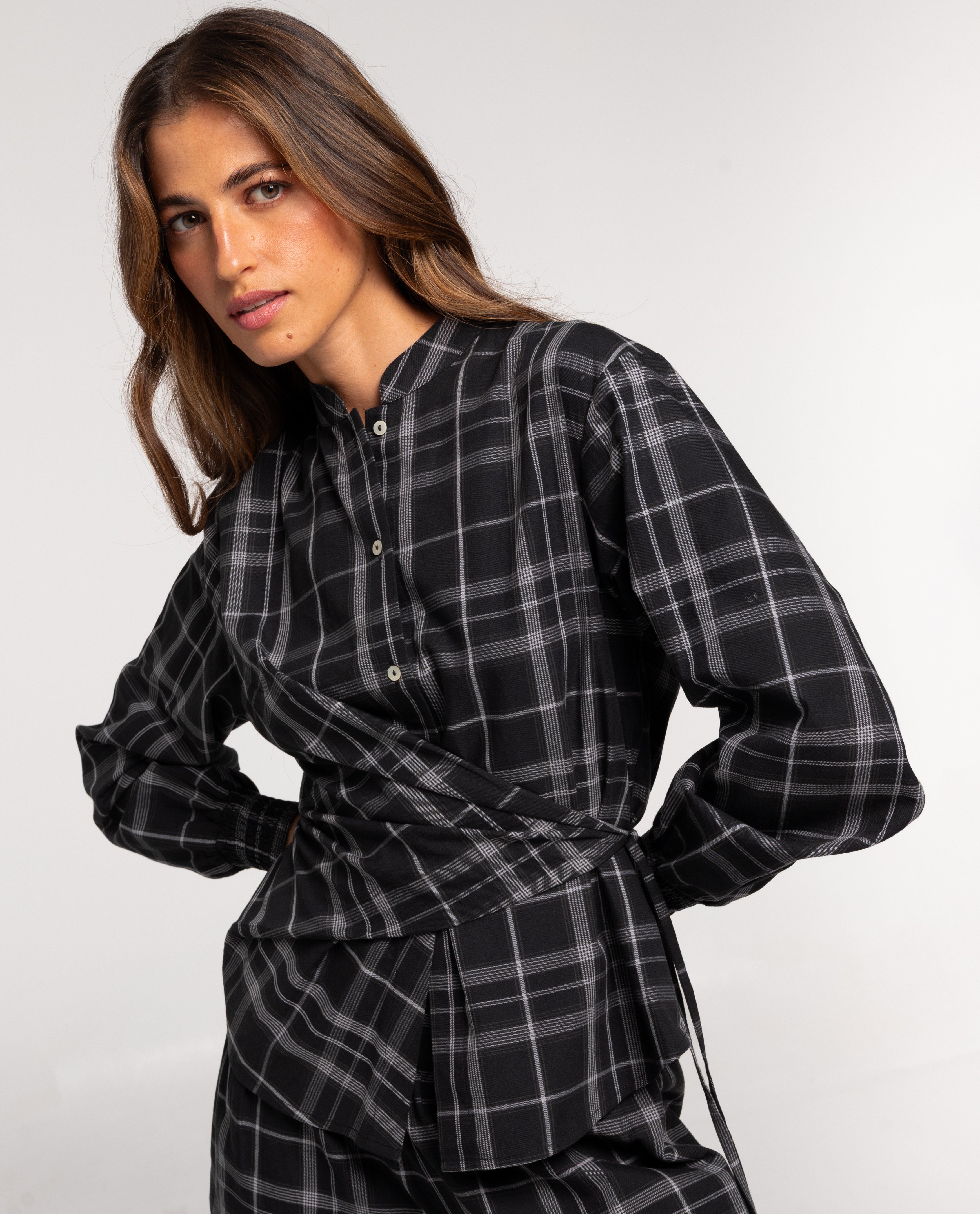 Imagen 0 de Blusa de cuadros con nudo multiposición de mujer Gris