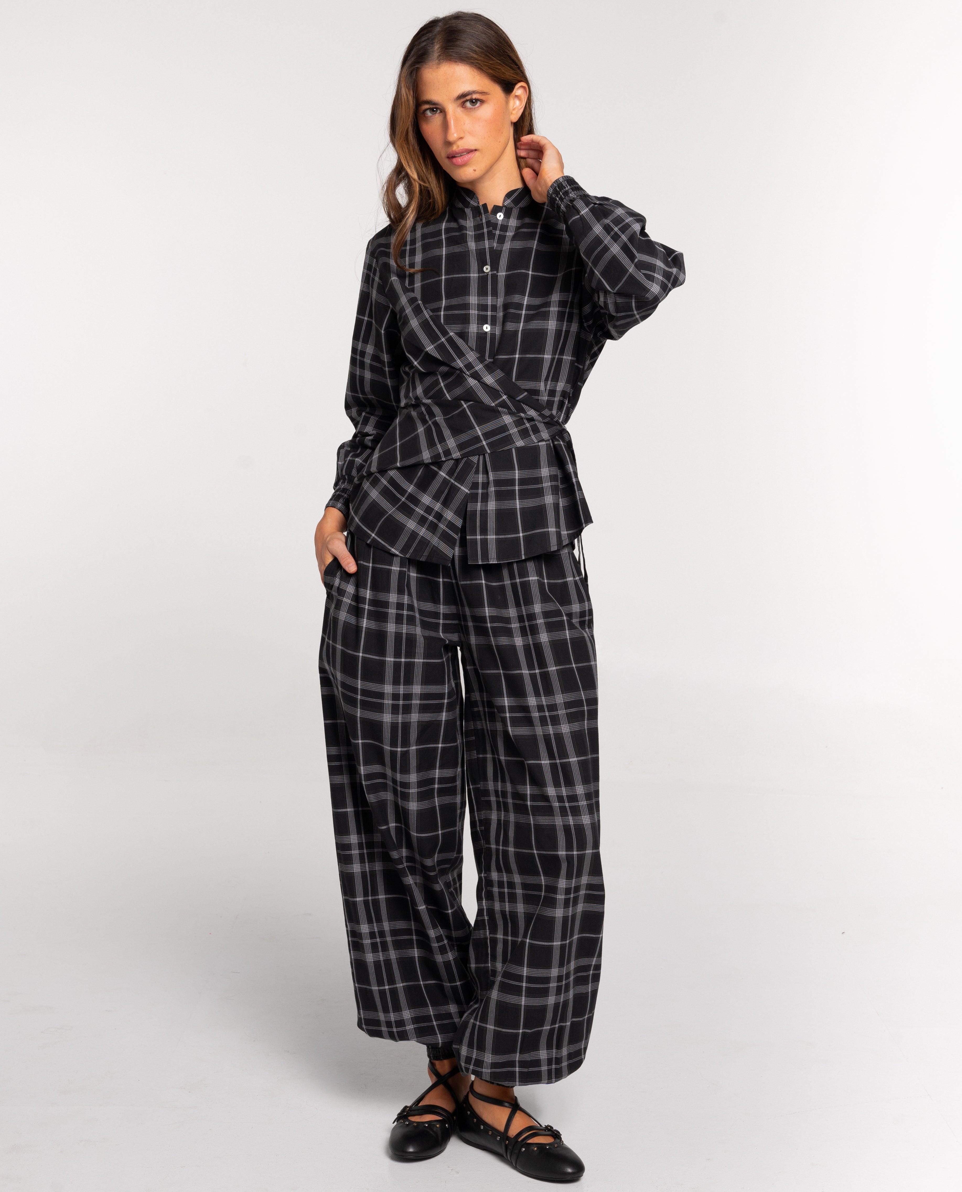 Imagen 0 de Pantalón ancho de cuadros con nido de abeja de mujer Gris