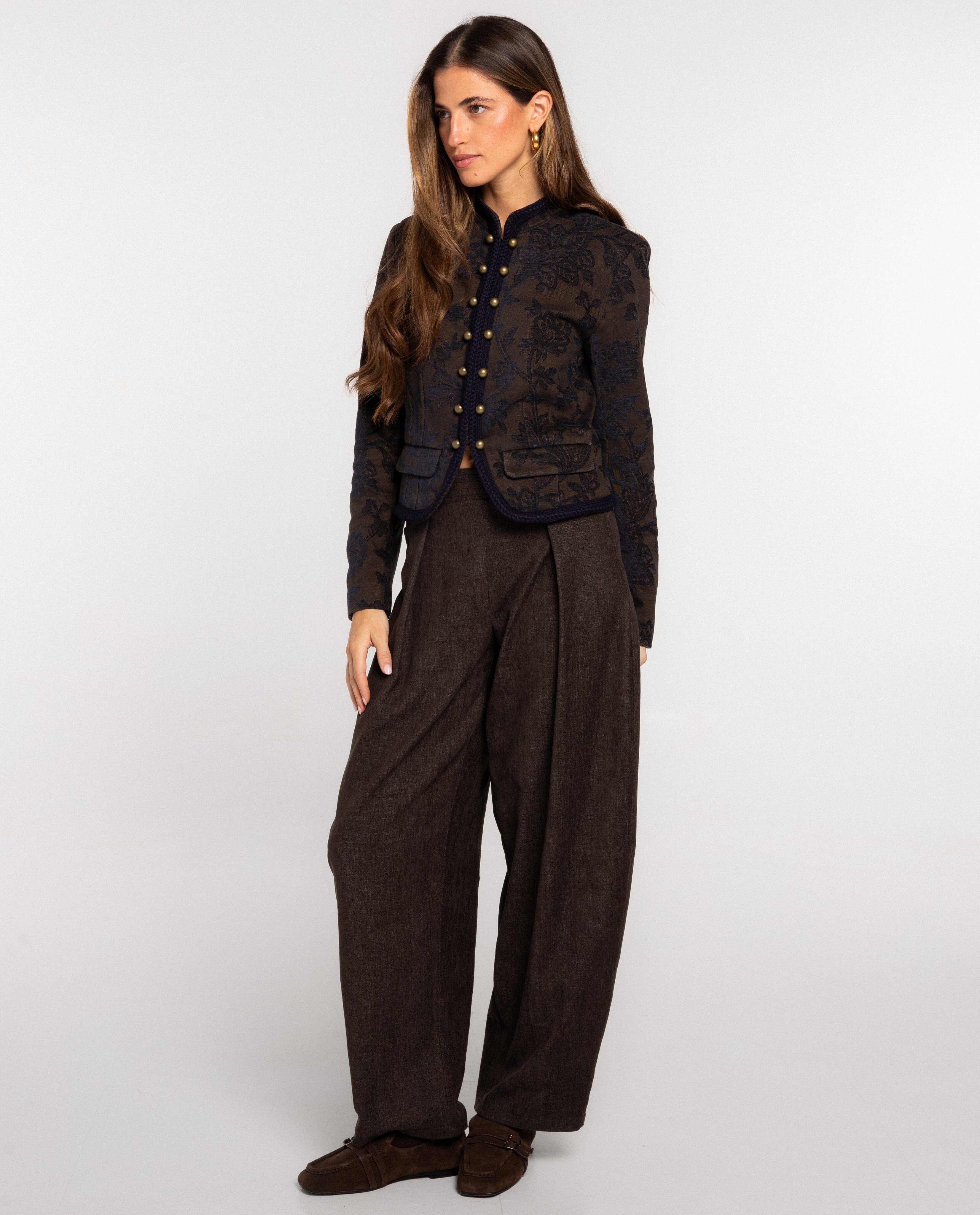 Imagen 1 de Pantalón ancho corte barrel con cinturilla ancha de mujer Marrón