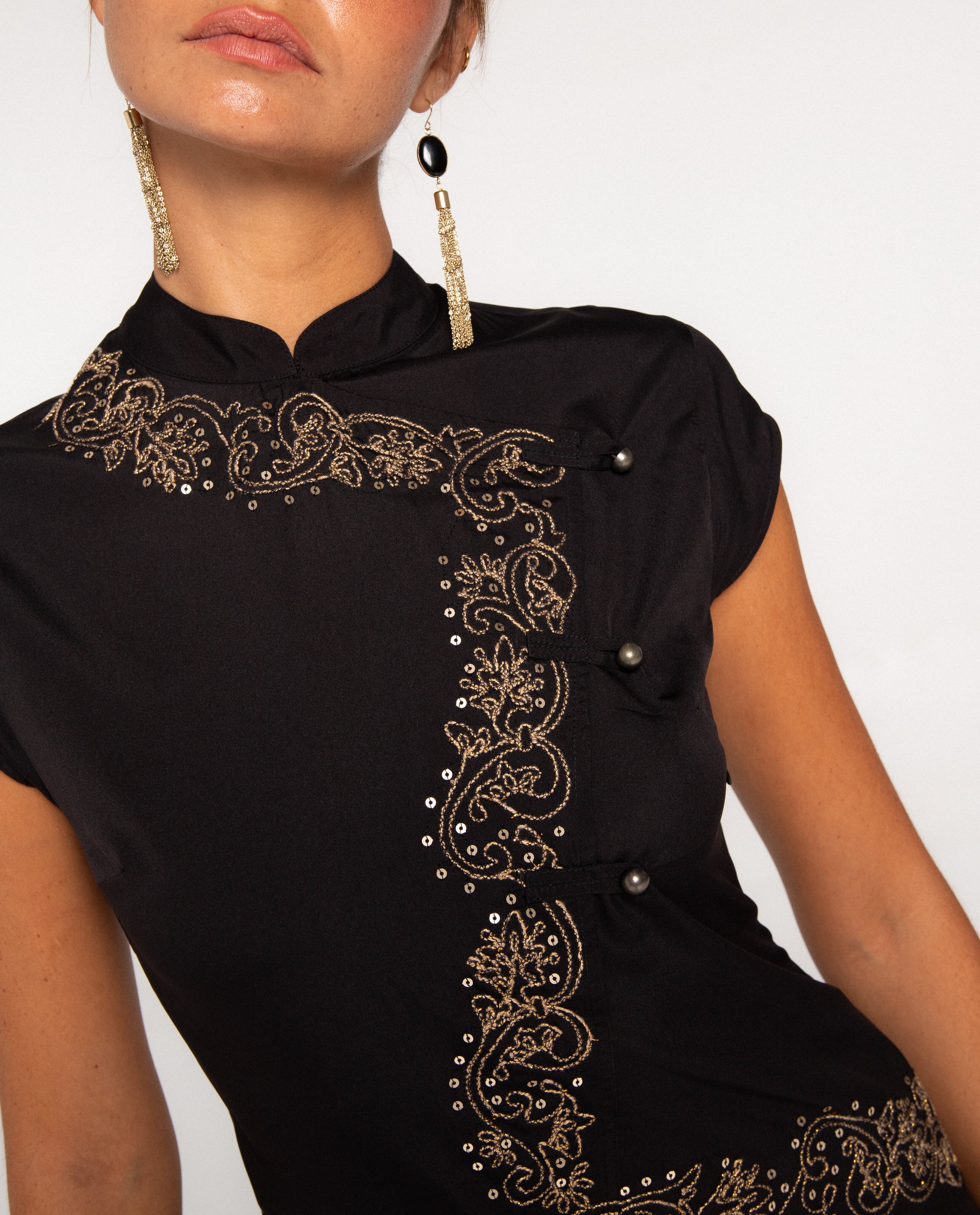 Vestido corto con cuello mao y bordados - The-Are - Oro Oro-5