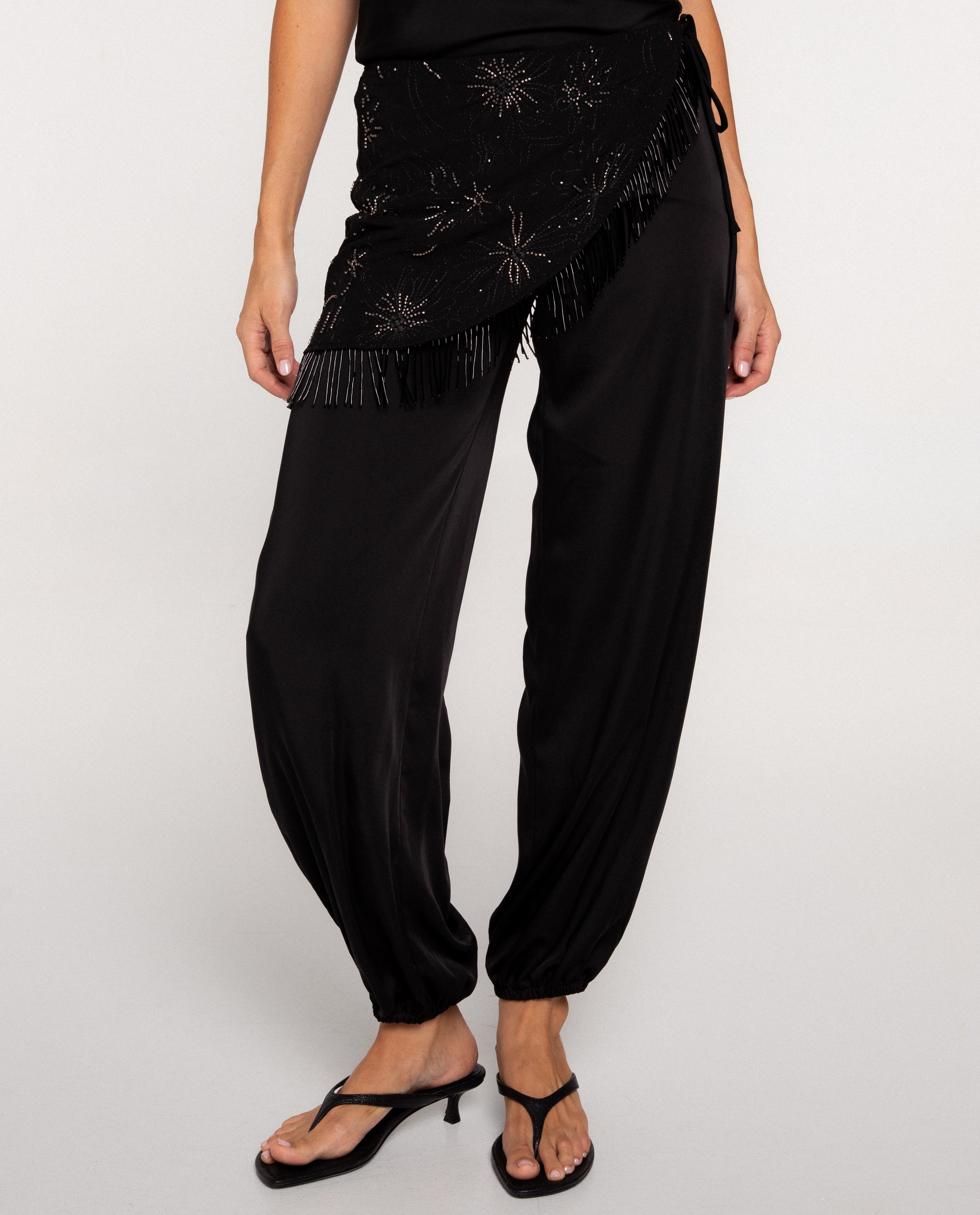 Pantalón ancho tipo bombacho satinado con pareo bordado de mujer - The-Are - Negro Negro-3