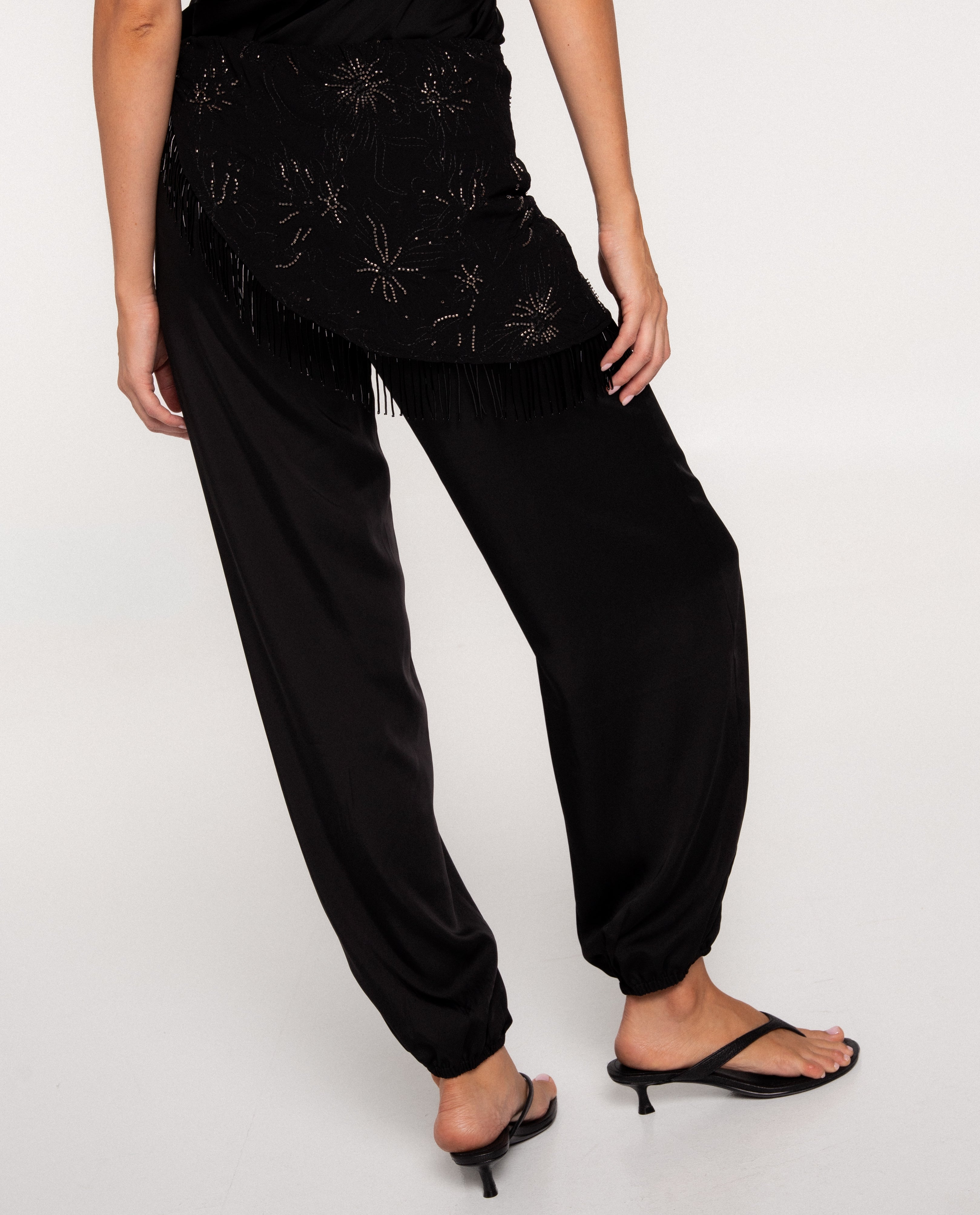Pantalón ancho tipo bombacho satinado con pareo bordado de mujer - The-Are - Negro Negro-4