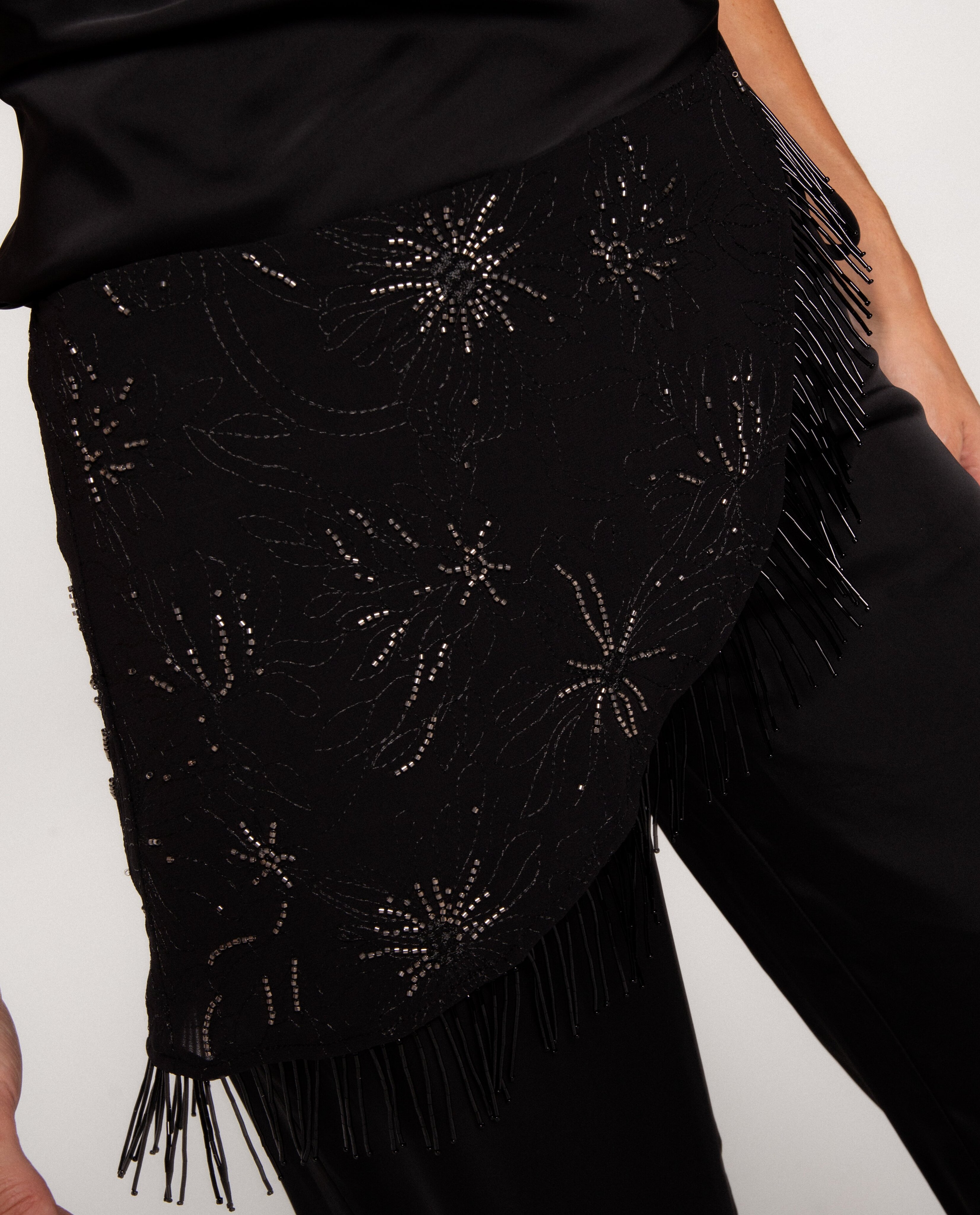 Pantalón ancho tipo bombacho satinado con pareo bordado de mujer - The-Are - Negro Negro-5