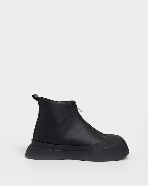 Imagen 0 de Zapatillas de piel de mujer tipo bota en negro
