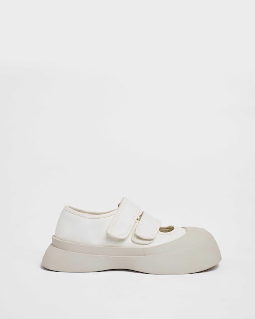 Imagen 0 de Zapatillas de piel de mujer abiertas estilo bailarina