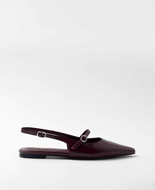 Imagen 0 de Zapatos planos de mujer con acabado en punta y tira en empeine