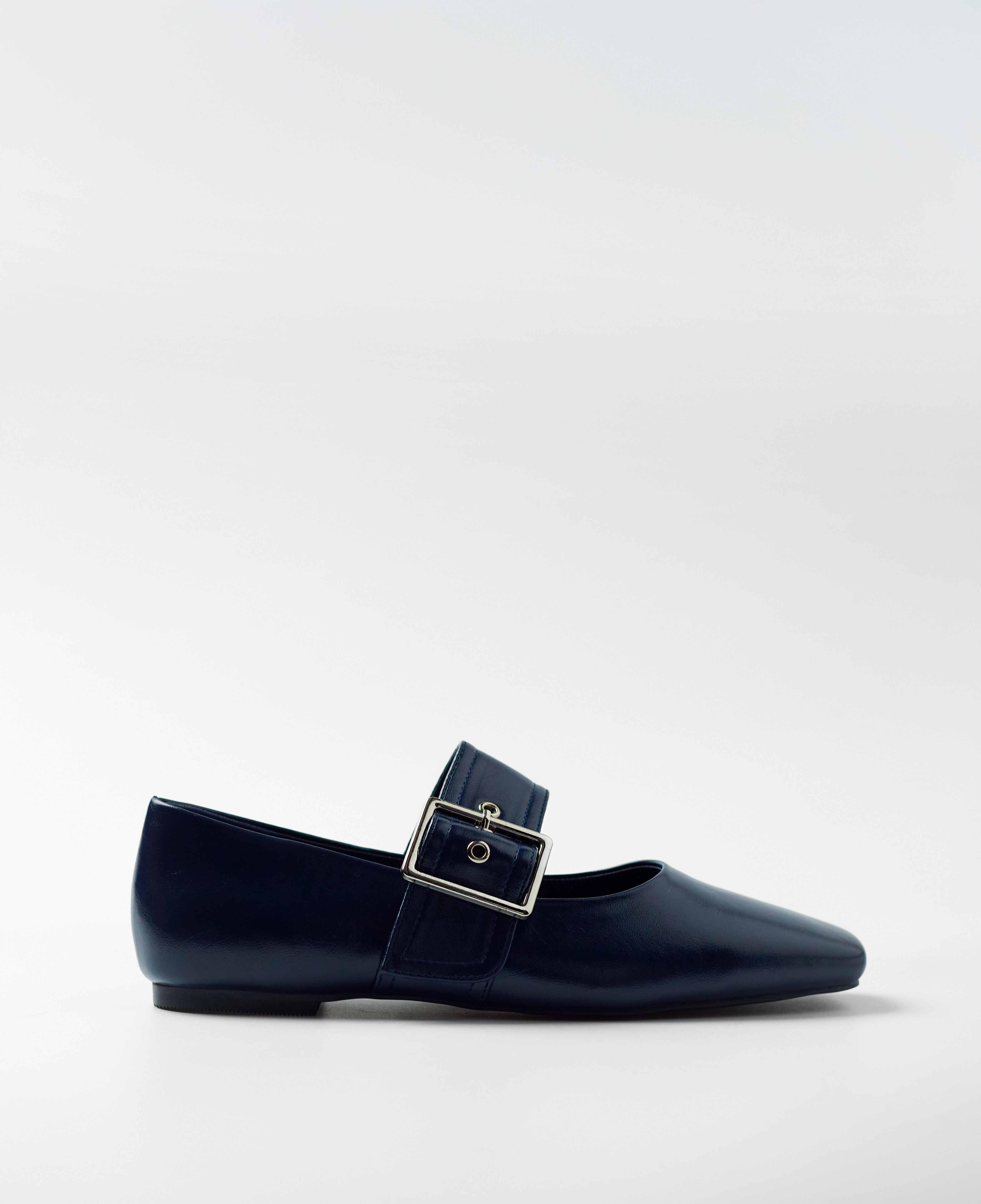 Mim - Zapatos planos de mujer cerrados con hebilla.