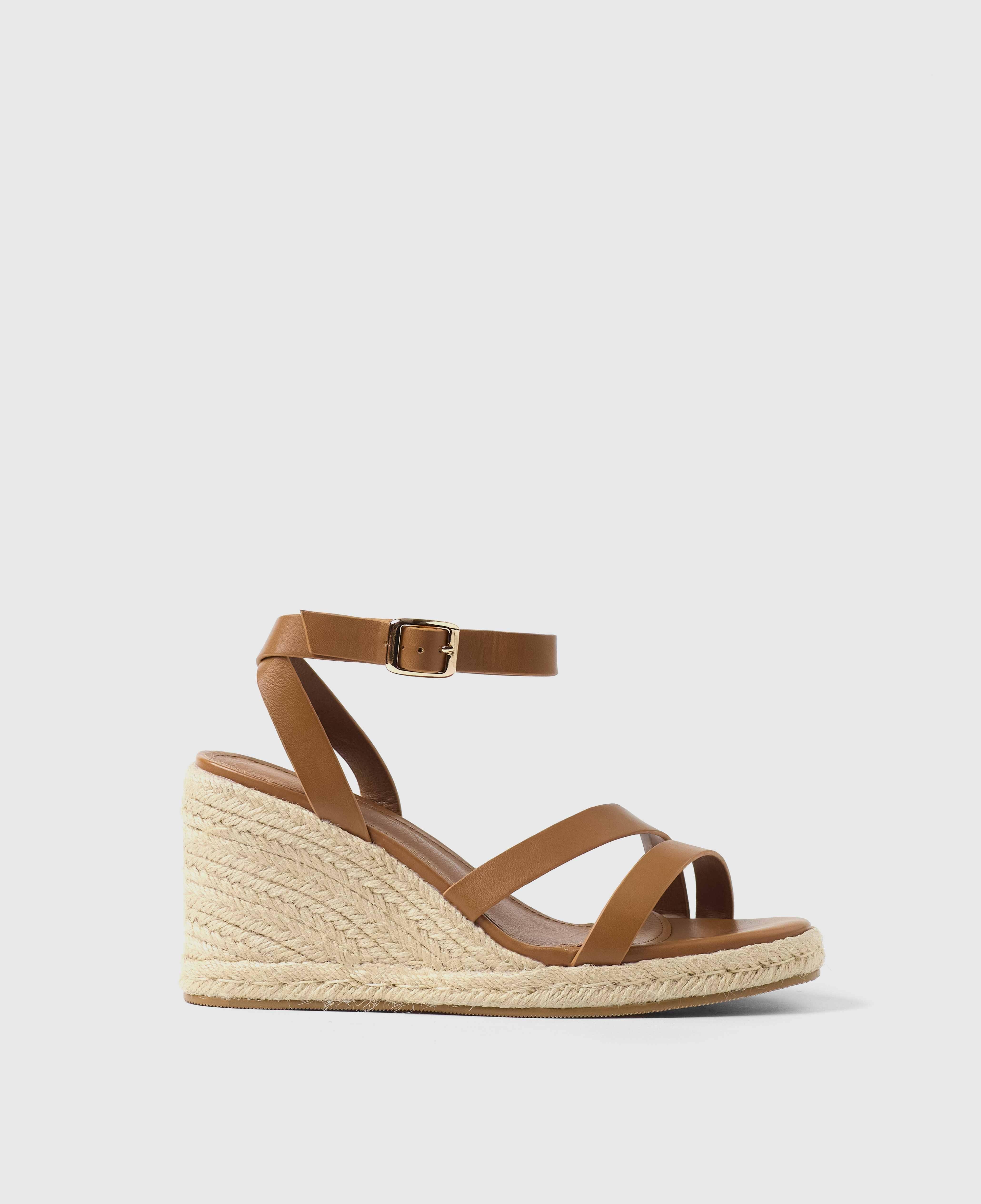 Imagen 0 de Sandalias de cuña de mujer con puntera redondeada y cierre de hebilla Camel
