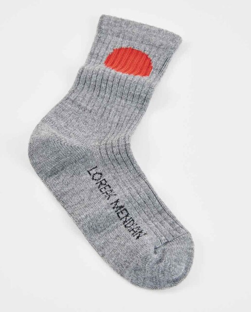 Imagen 0 de Calcetines unisex de color gris y logo en contraste