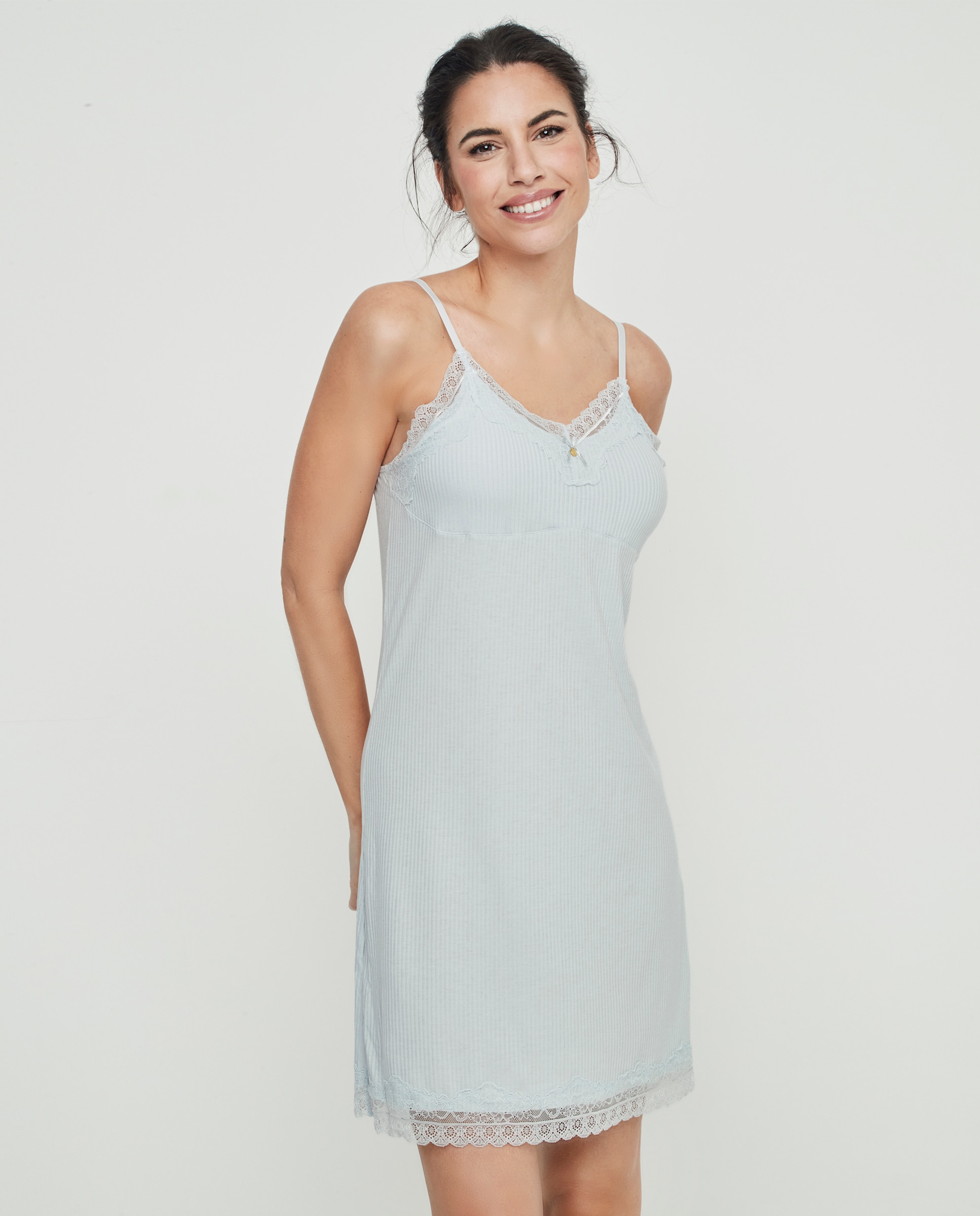 Imagen 0 de Camisón corto de mujer, con tejido de canalé y con copa Gris claro