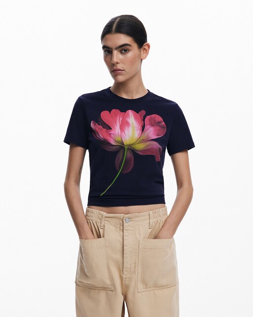 Imagen 0 de Camiseta de mujer flor grande