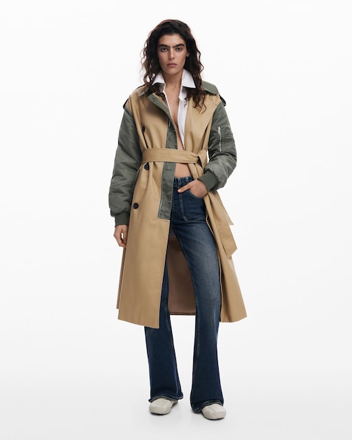 Imagen 0 de Gabardina de mujer combinada con mangas tipo bomber
