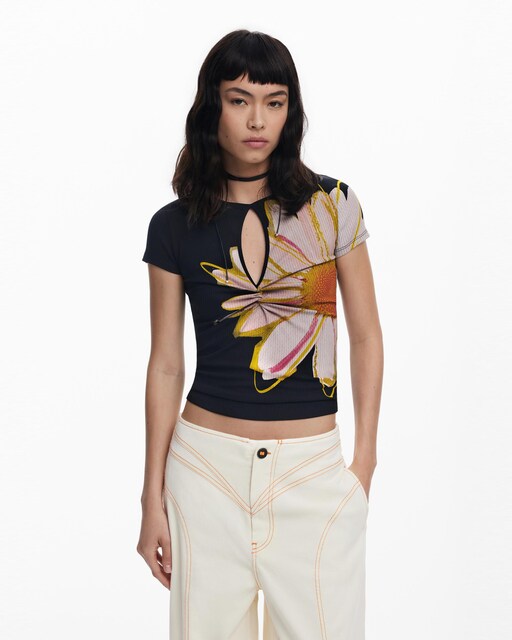 Imagen 0 de Camiseta de mujer manga corta flor abertura