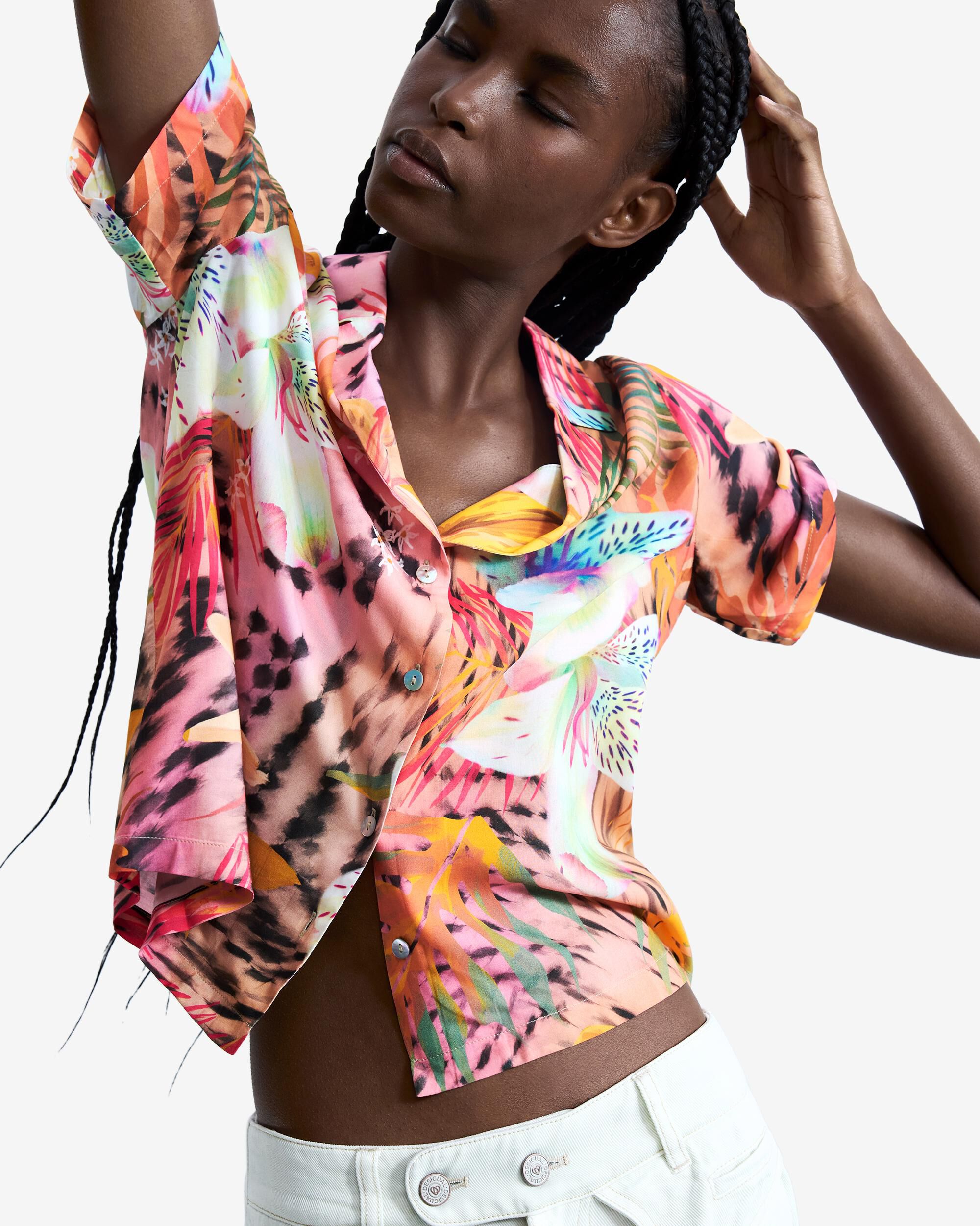 Desigual - Camisa de mujer manga corta tropical.