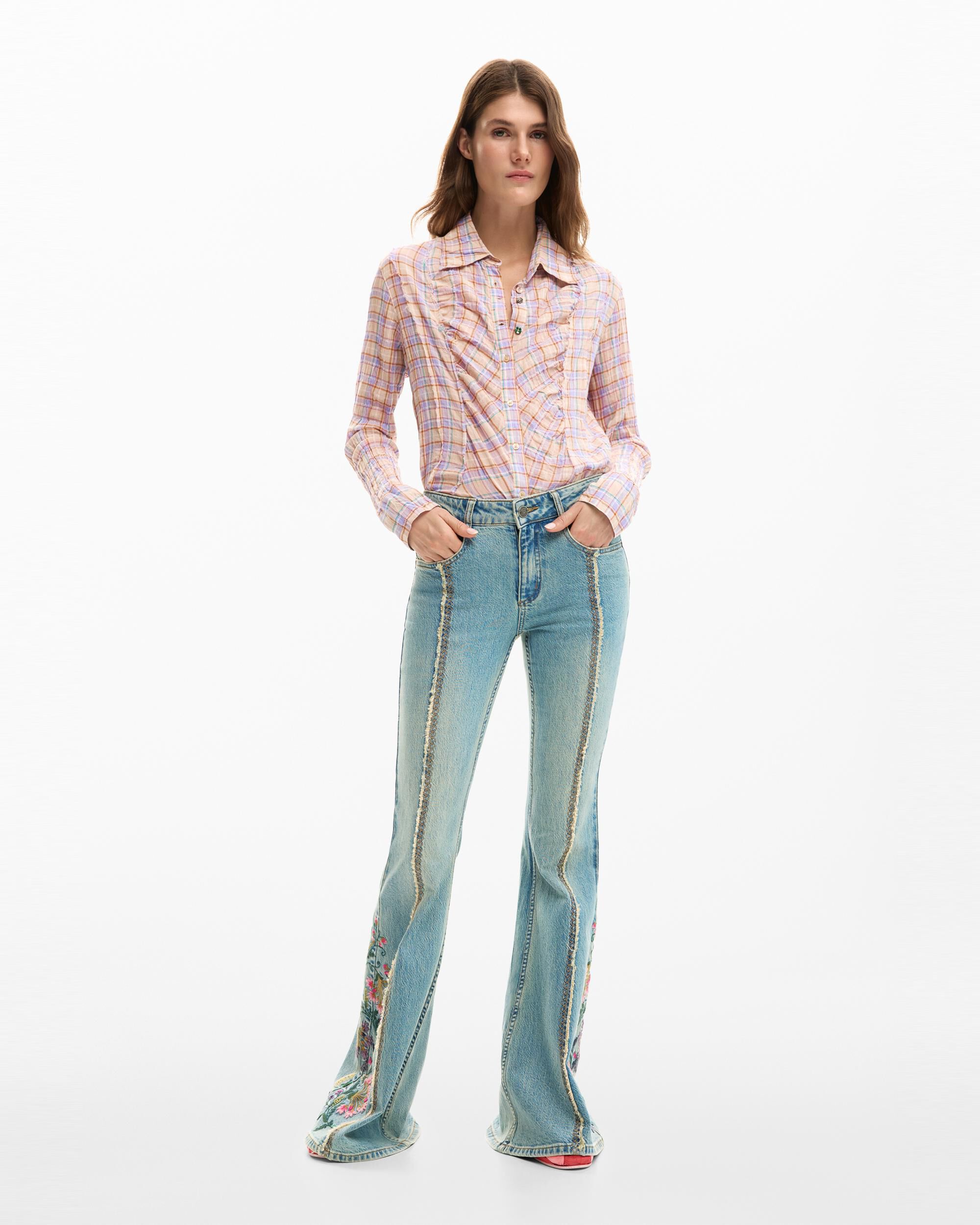 Desigual - Pantalón de mujer vaquero pespuntes flores.