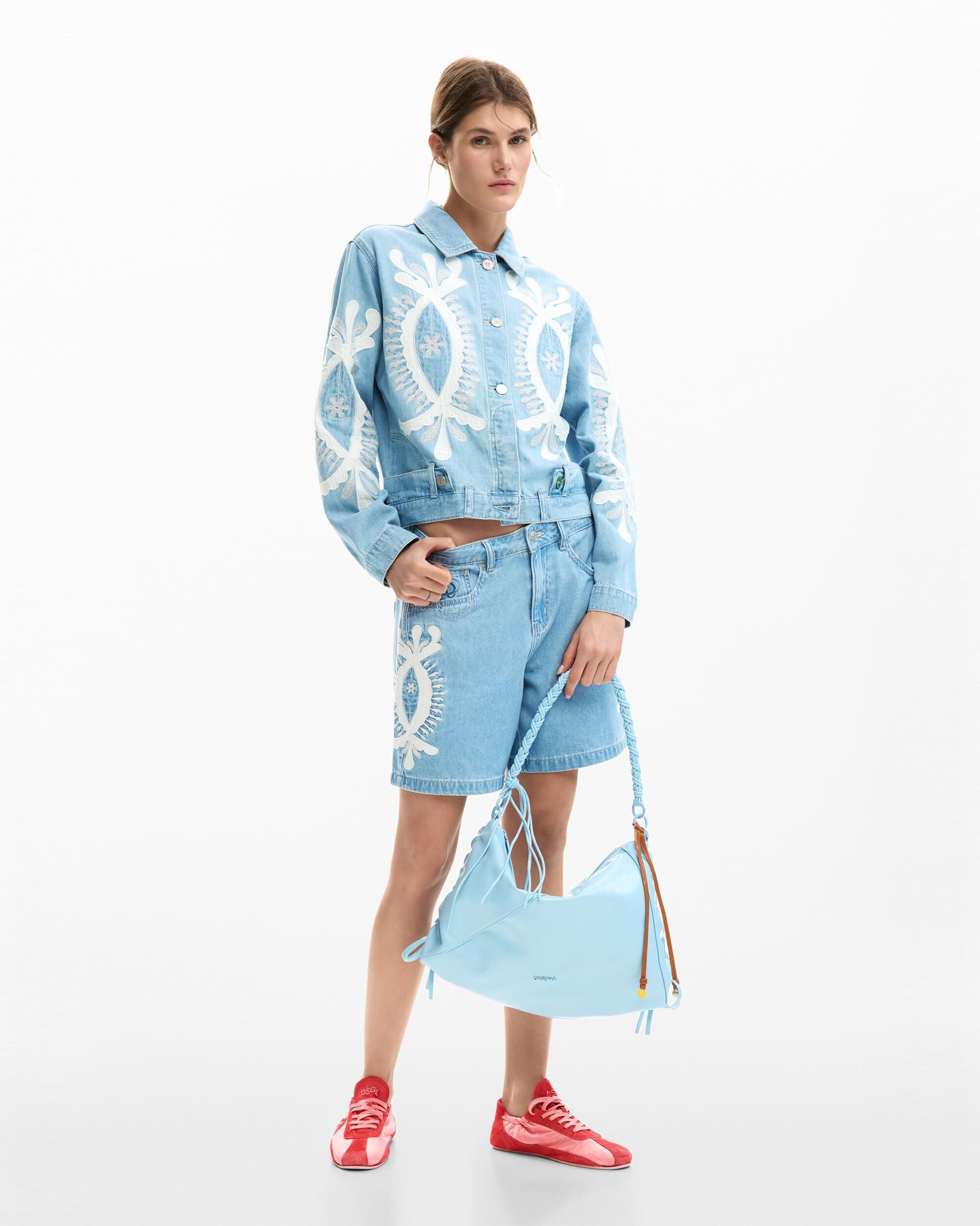 Desigual - Bermuda de mujer vaquera bordados.