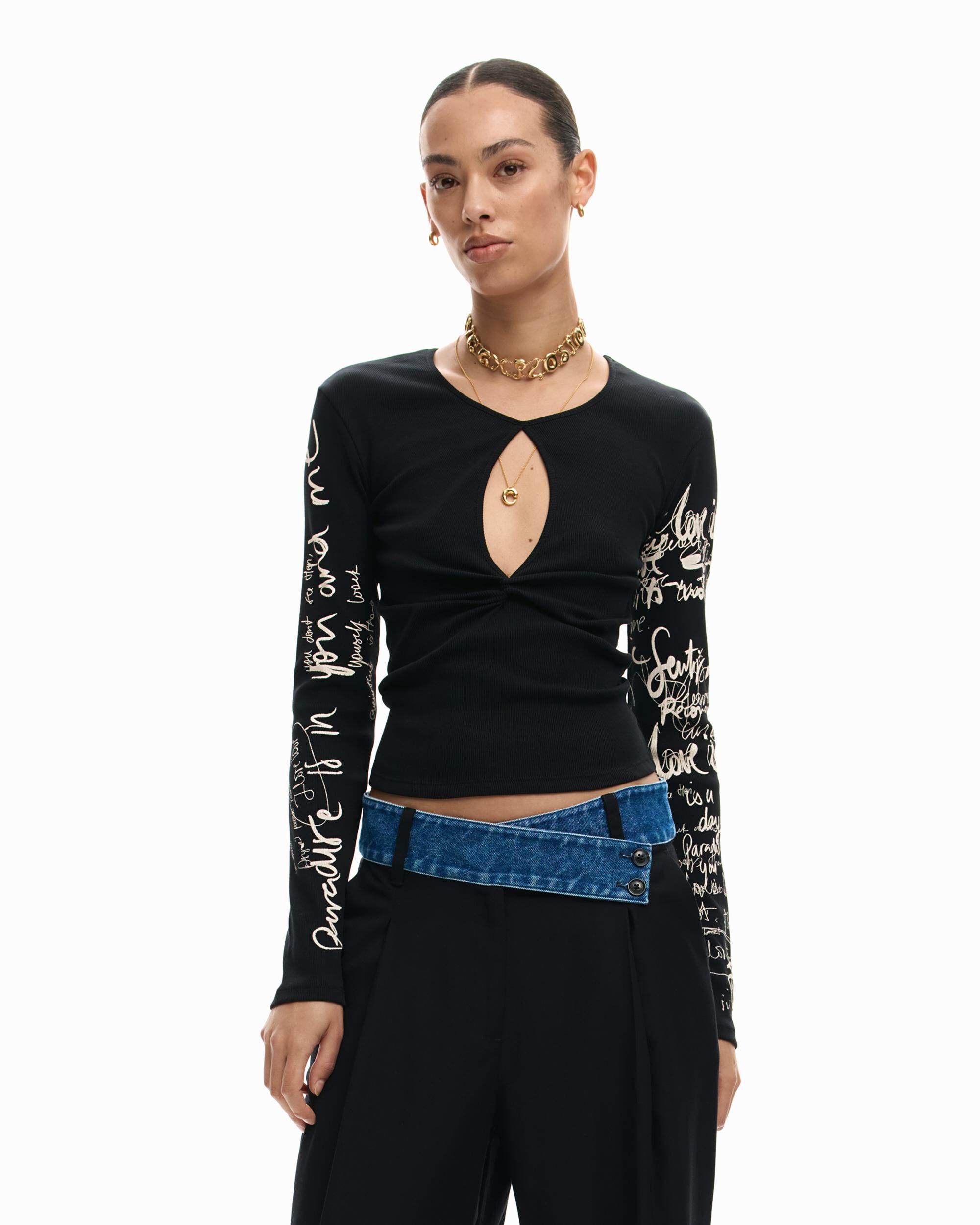 Desigual - Camiseta de mujer abertura lettering.