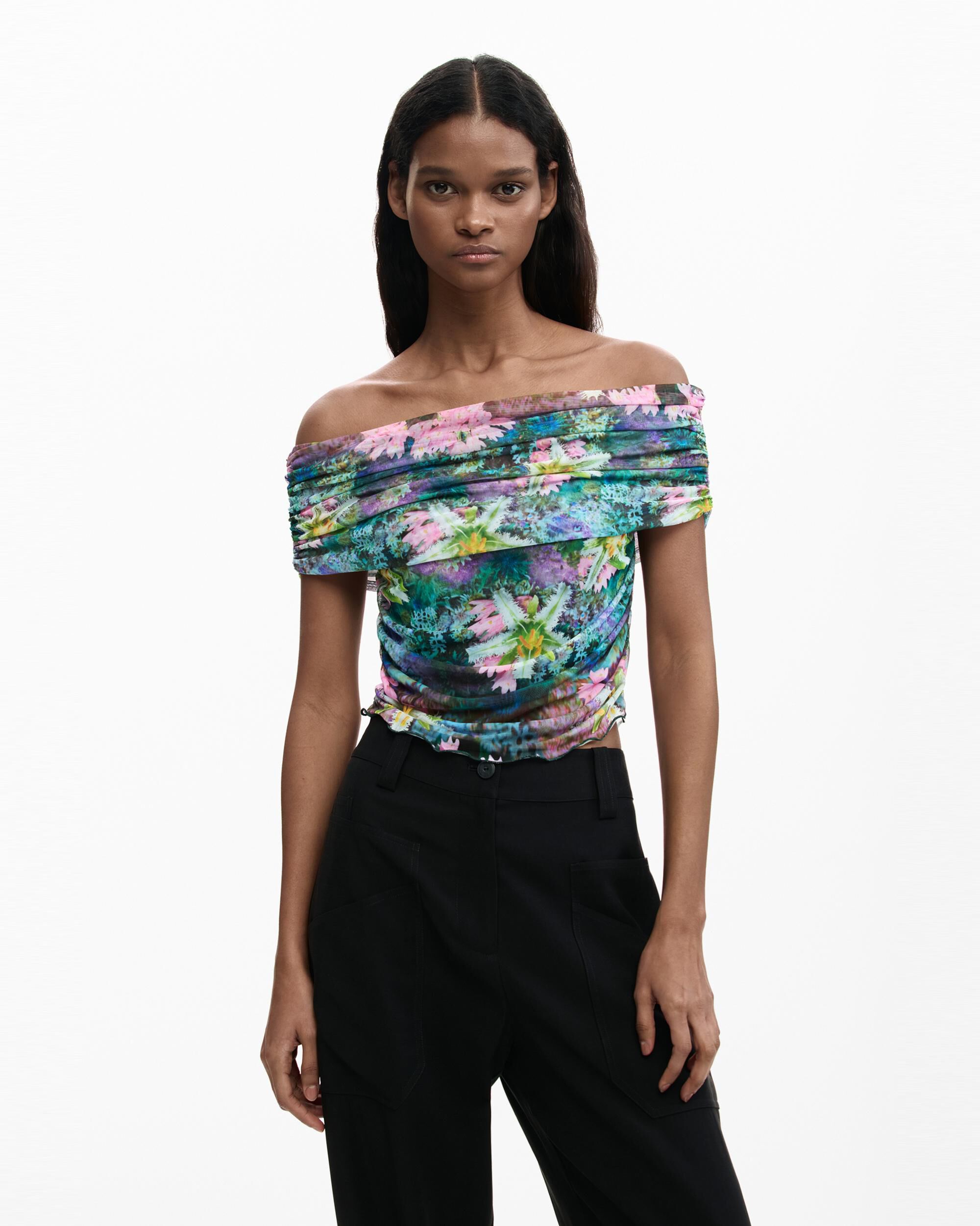 Desigual - Camiseta de mujer flores cuello barco.