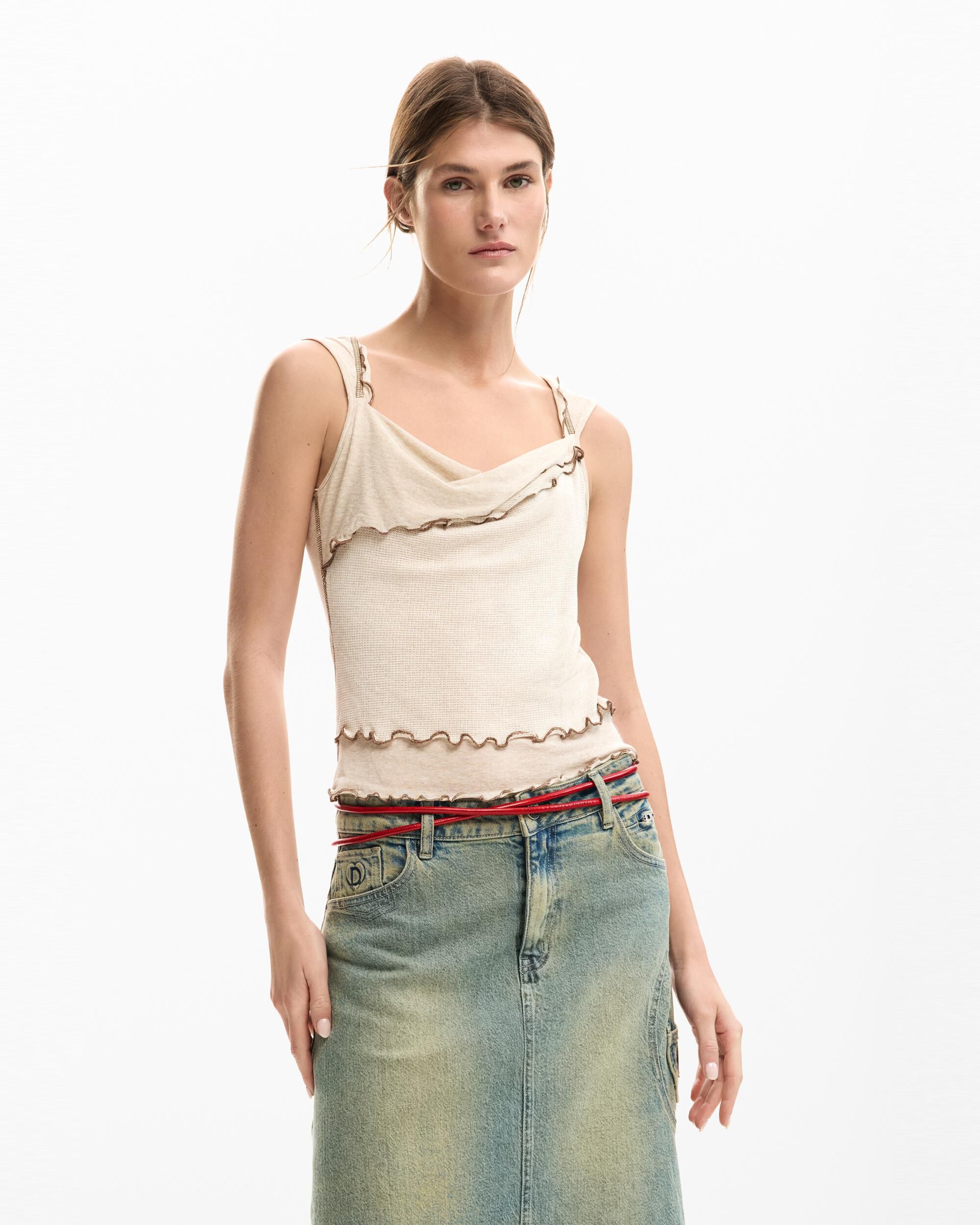 Desigual - Camiseta de mujer volantes.